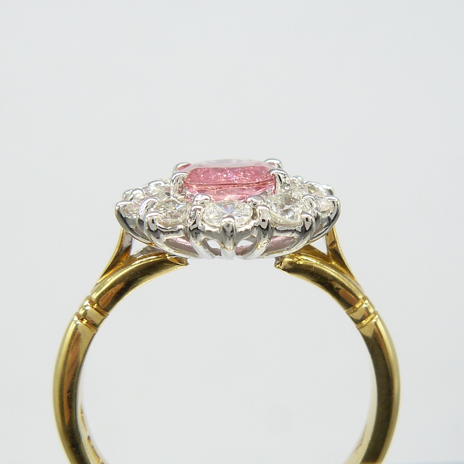 A pinkish-red natural Ruby and Diamond cluster ring in 18ct yellow and white Gold - Image 5 of 10