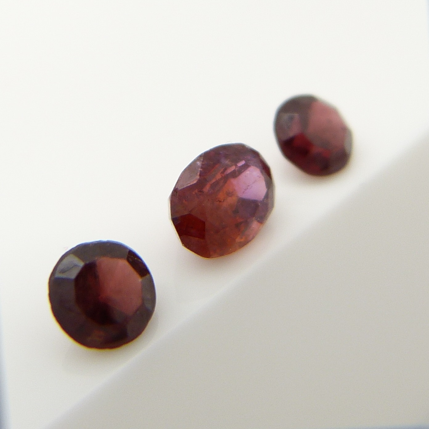 A parcel of 3 red Garnet gemstones, 1.60 carats - Image 2 of 4