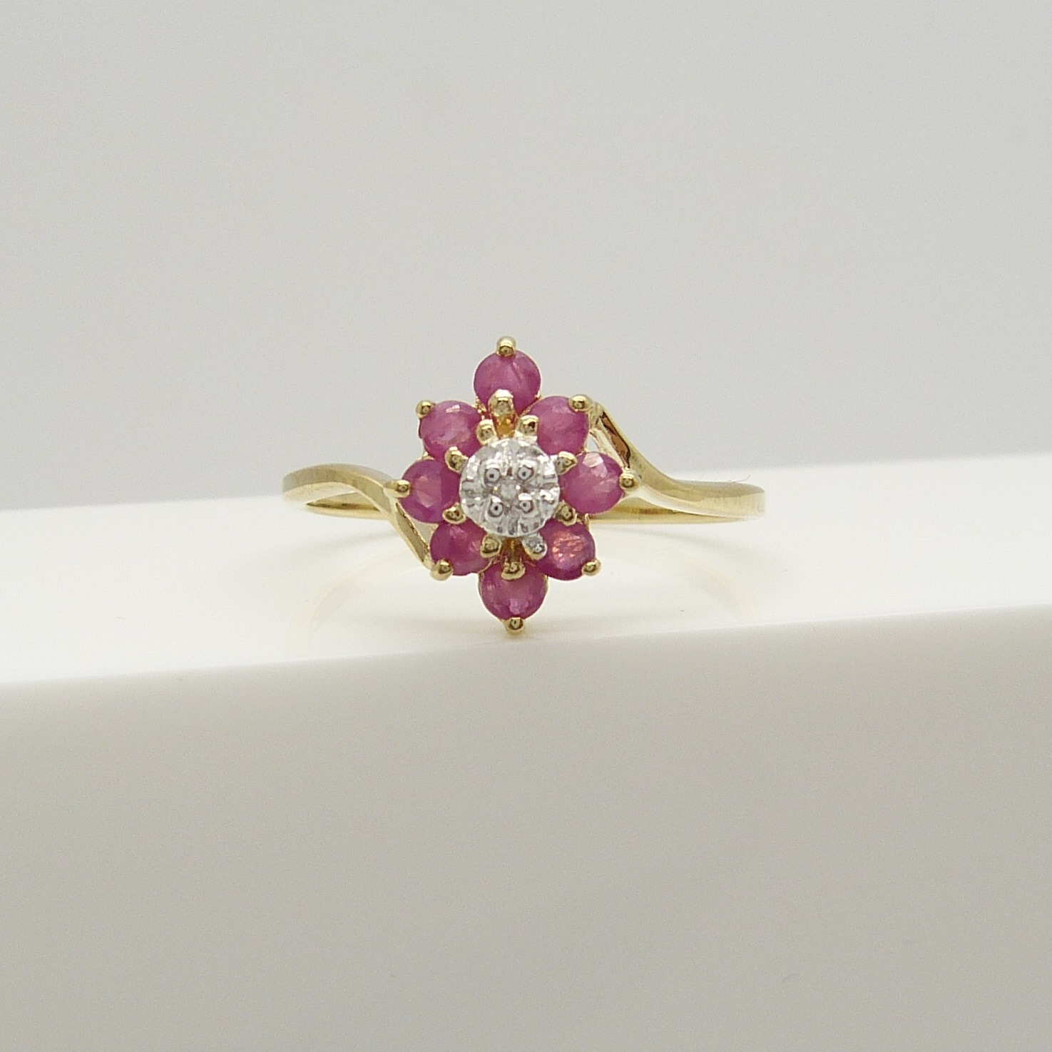 A Ruby and Diamond cluster dress ring in 9ct yellow Gold - Image 4 of 6