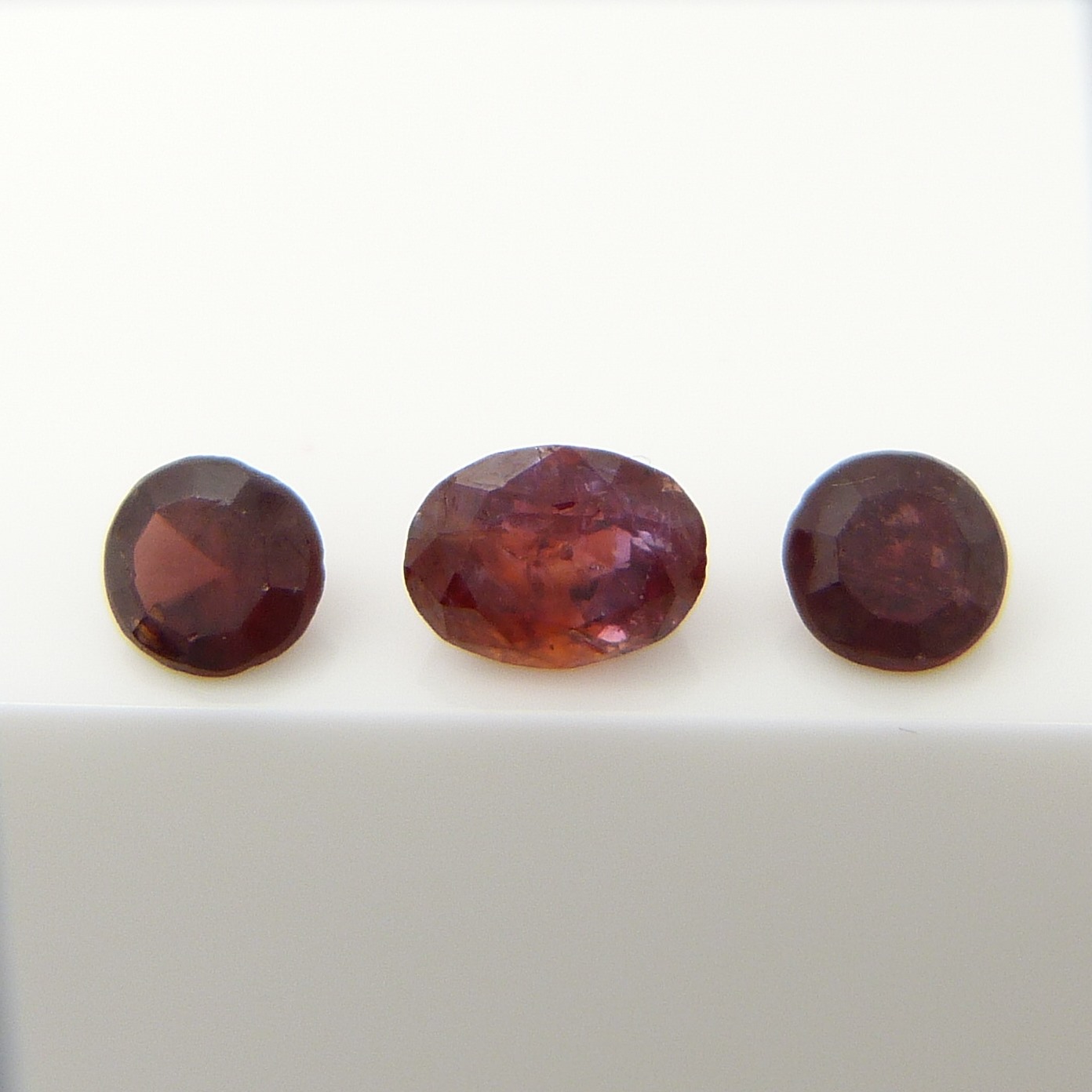 A parcel of 3 red Garnet gemstones, 1.60 carats