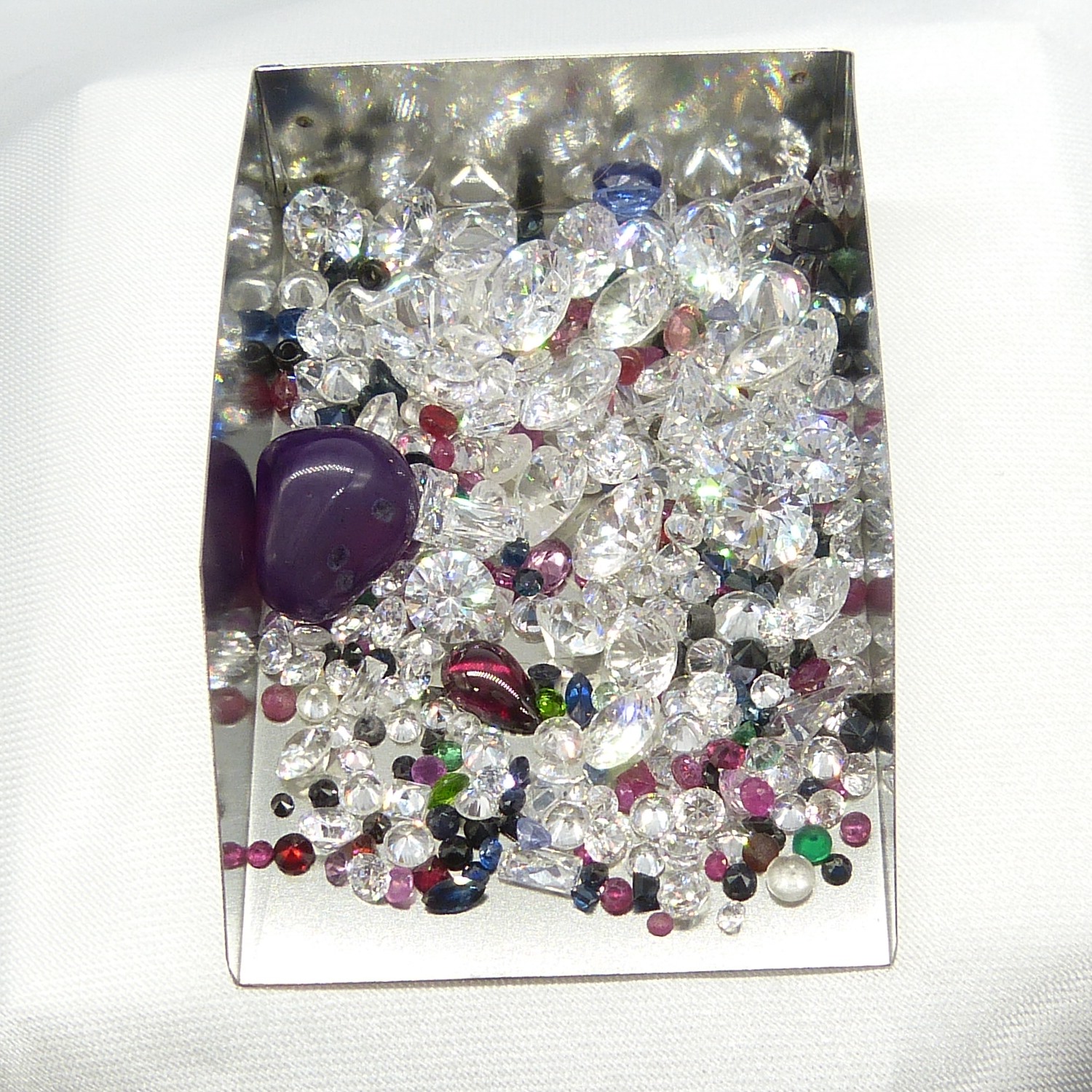 A parcel of loose stones incl. tumbled Amethyst, Garnet, Sapphire and Cubic Zirconia. 104.05 carats - Image 3 of 5