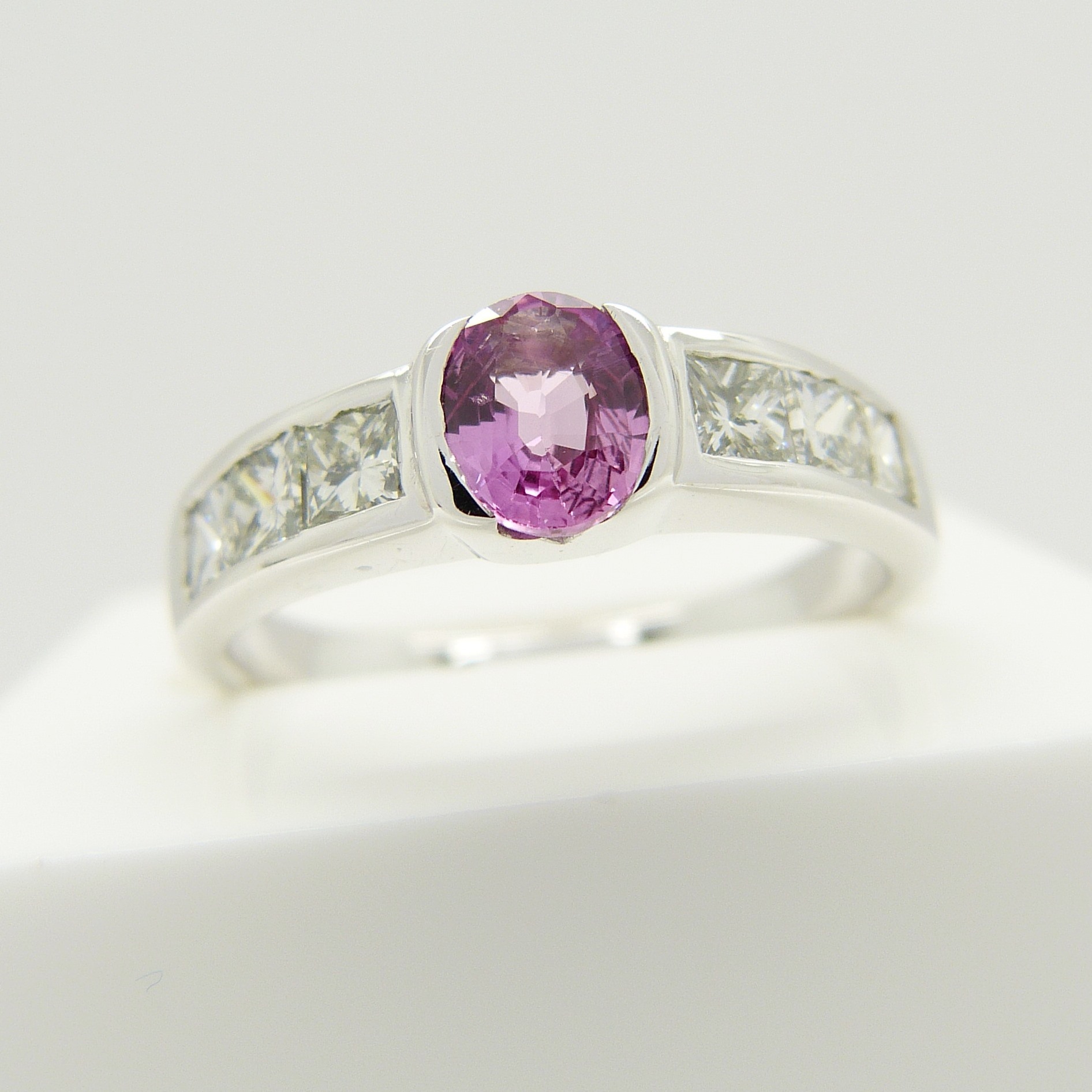A pink Sapphire gemstone and princess-cut Diamond ring in 18ct white Gold - Image 5 of 7