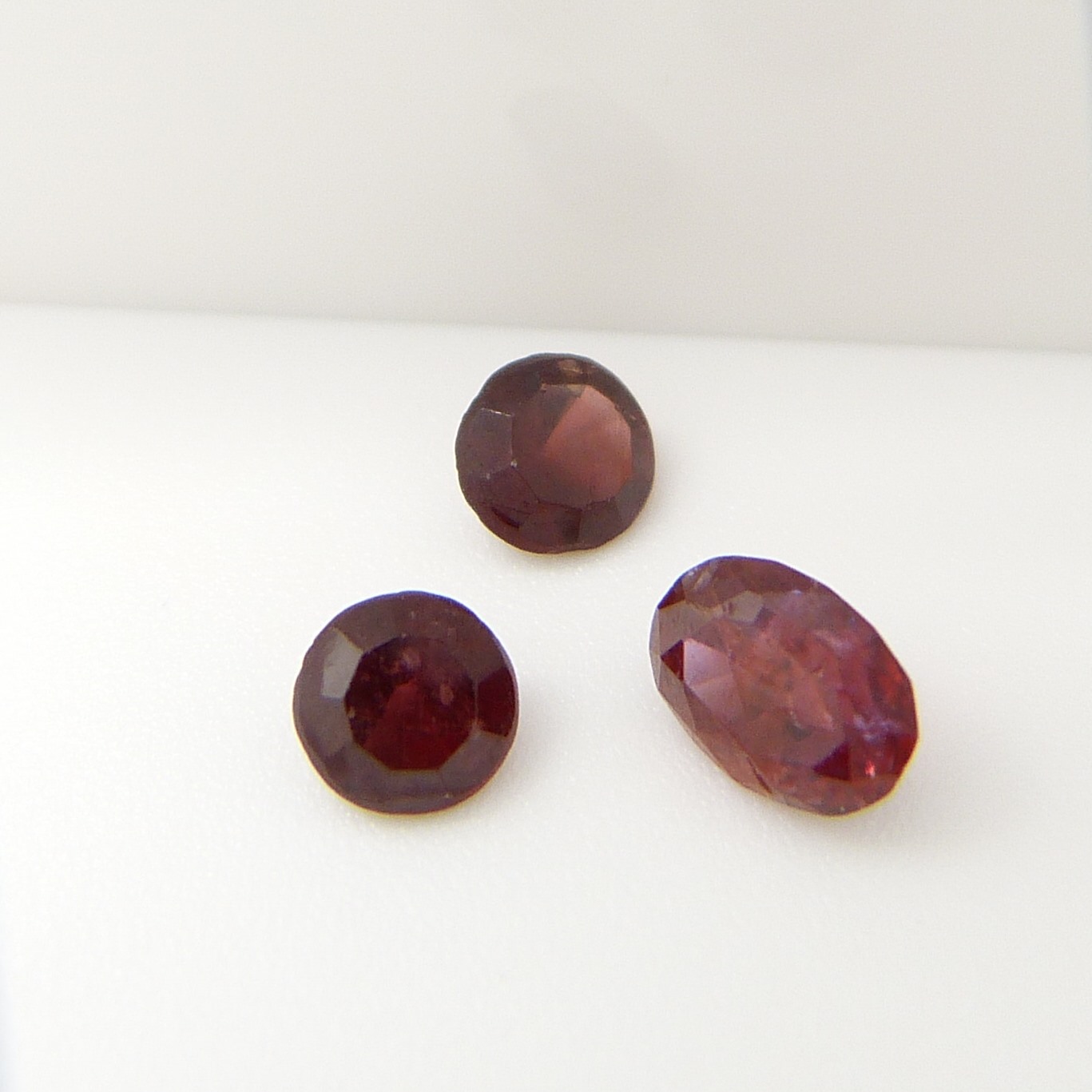 A parcel of 3 red Garnet gemstones, 1.60 carats - Image 3 of 4