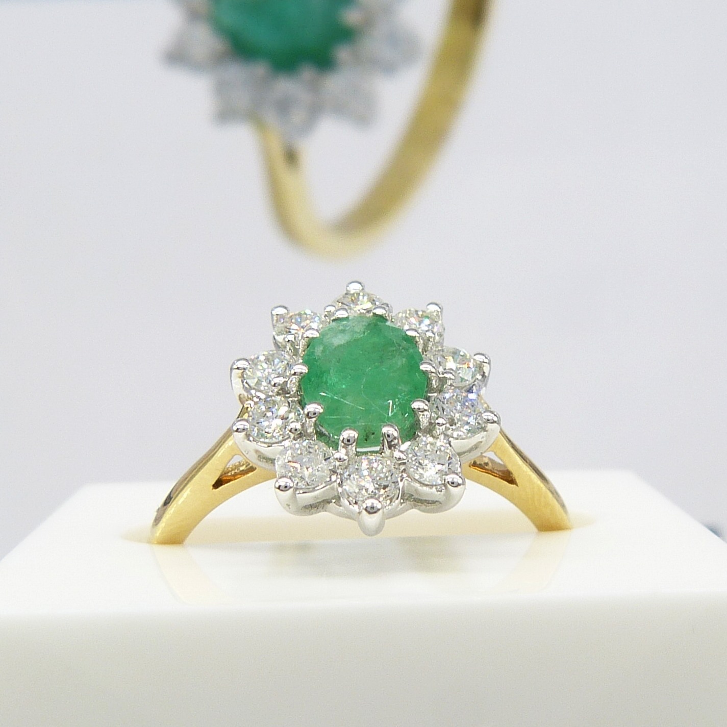 A certificated 18ct yellow Gold oval Emerald gemstone and round brilliant-cut Diamond ring - Image 7 of 10
