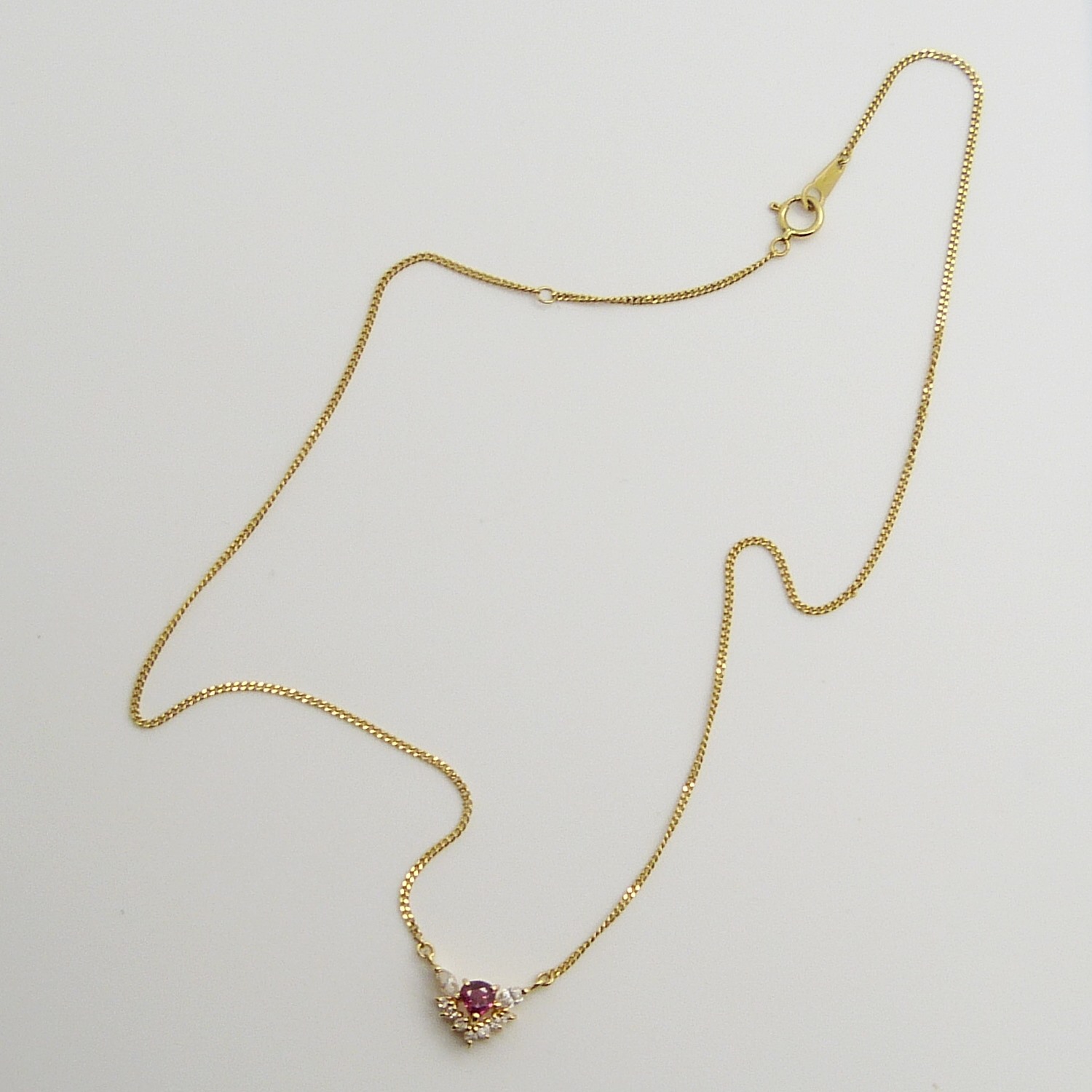 A stylish ruby and marquise diamond necklace in 18ct yellow gold, boxed - Image 5 of 10