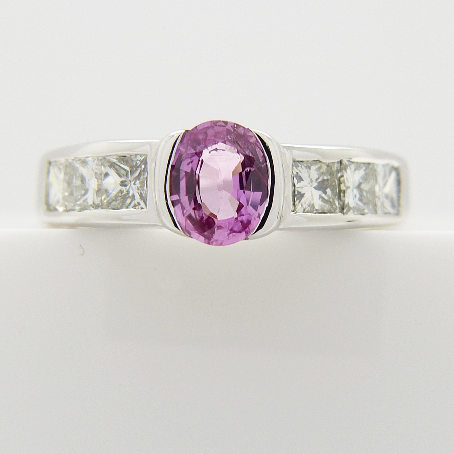 A pink Sapphire gemstone and princess-cut Diamond ring in 18ct white Gold - Image 7 of 7