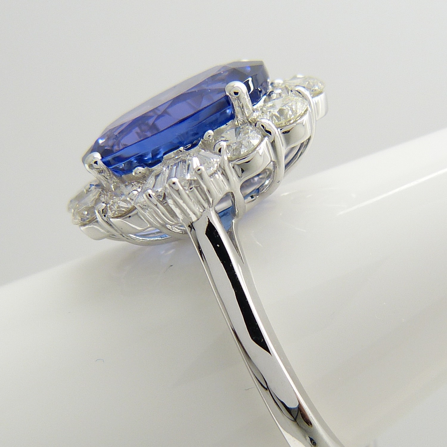 A stunning, certificated loupe-clean large tanzanite and diamond statement ring in 18ct white gold - Image 9 of 9