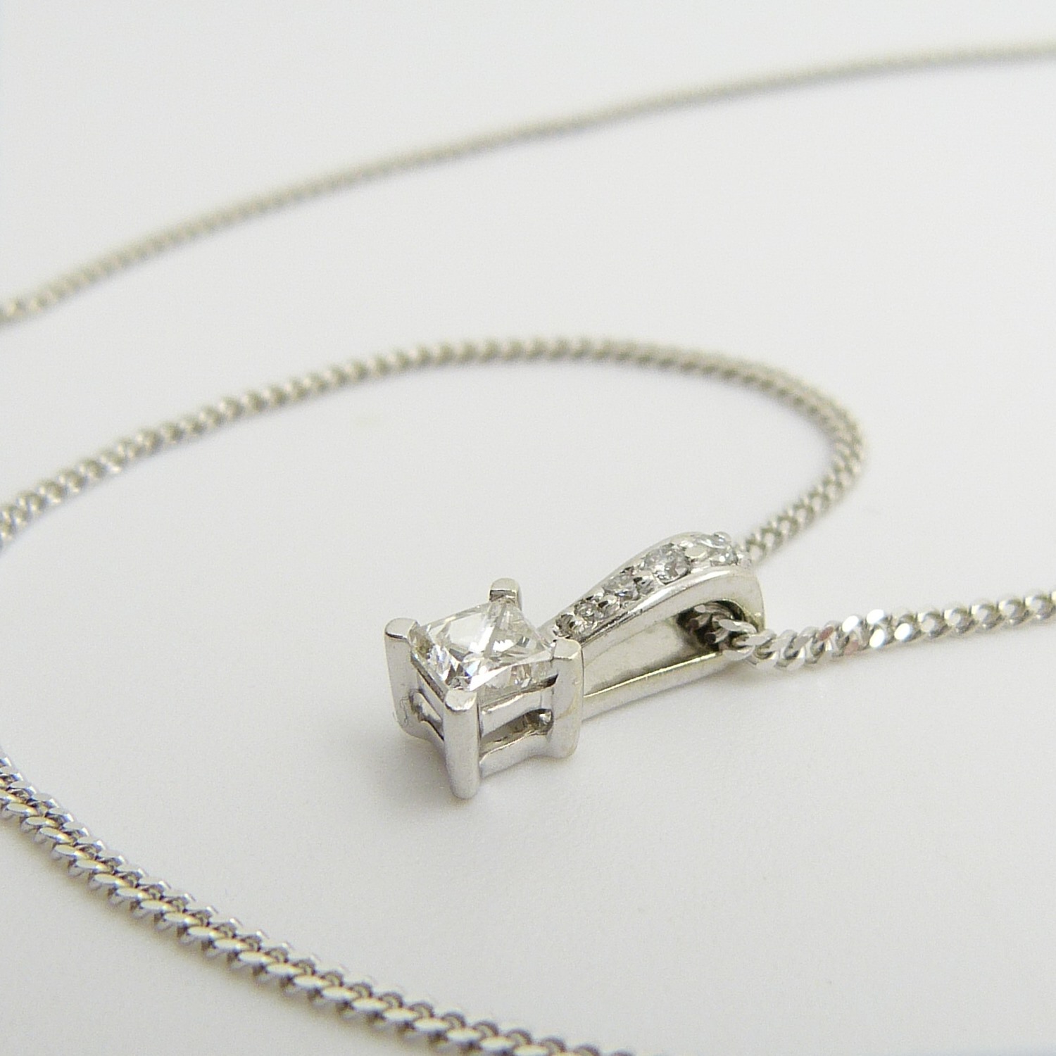 A pre-owned 0.30 carat princess-cut solitaire diamond pendant and chain, boxed - Image 5 of 9