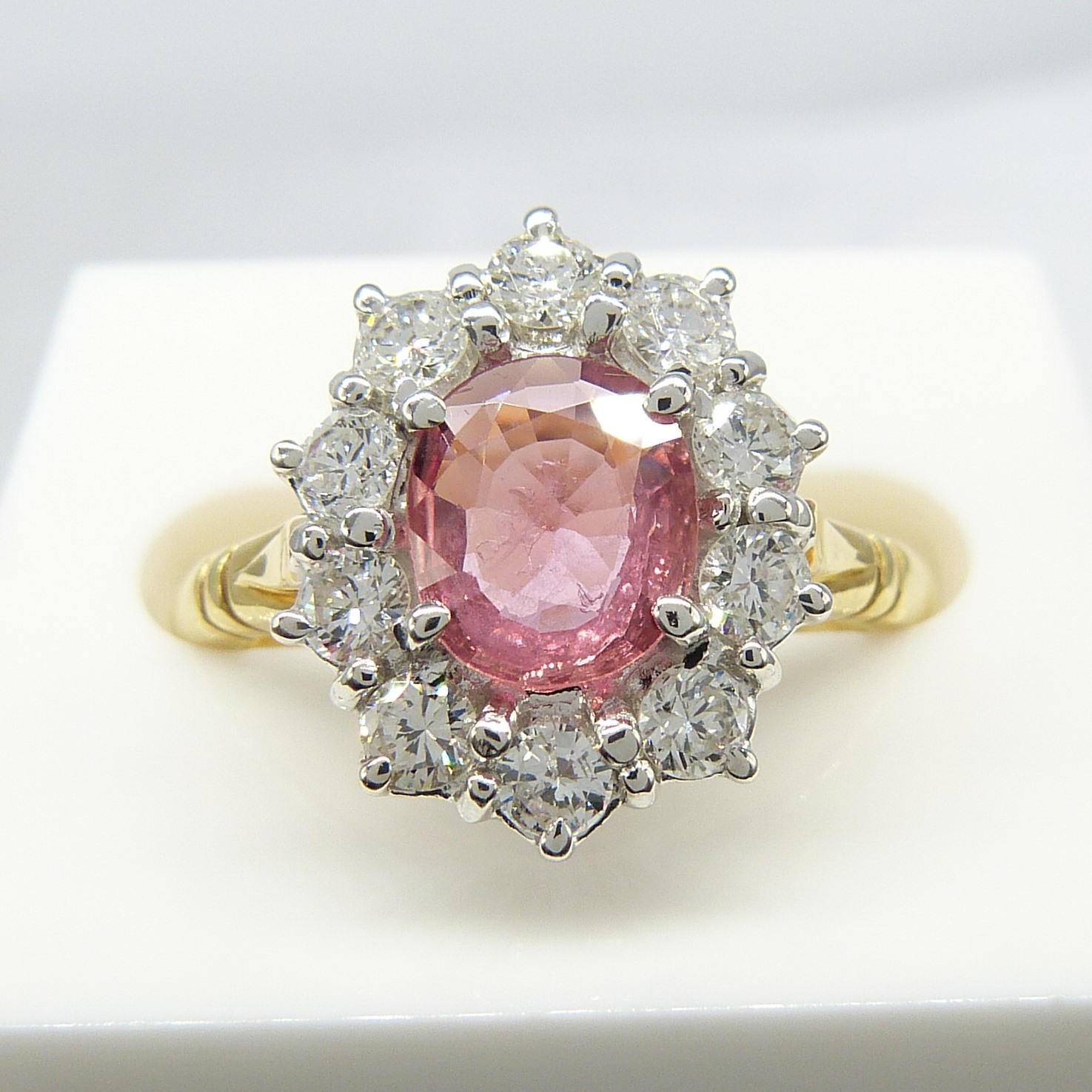 A pinkish-red natural Ruby and Diamond cluster ring in 18ct yellow and white Gold - Image 6 of 10
