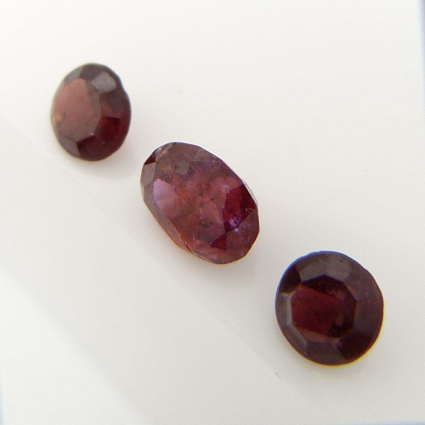 A parcel of 3 red Garnet gemstones, 1.60 carats - Image 4 of 4