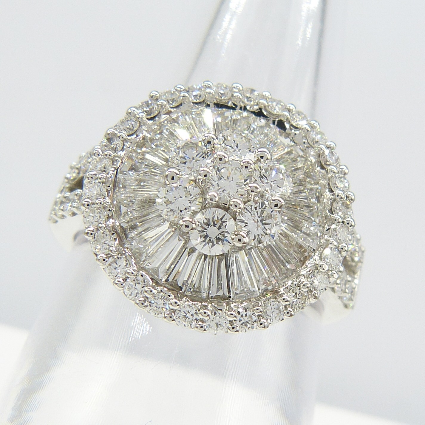 An attractive, certificated, 2.05 carat Diamond cluster ring in 18k white Gold, with Diamond - Image 3 of 10
