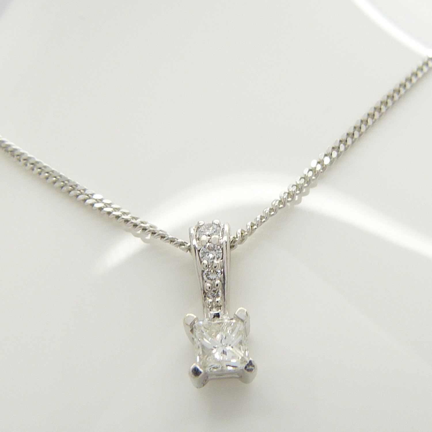 A pre-owned 0.30 carat princess-cut solitaire diamond pendant and chain, boxed - Image 7 of 9