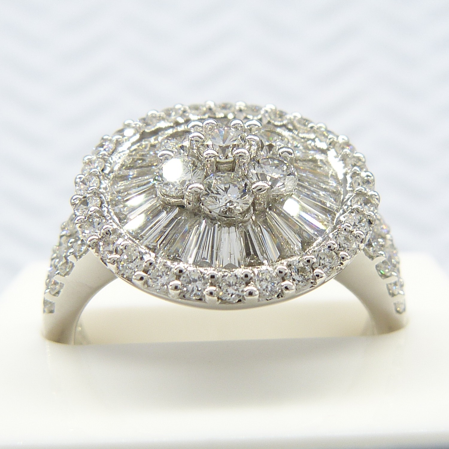 An attractive, certificated, 2.05 carat Diamond cluster ring in 18k white Gold, with Diamond - Image 10 of 10