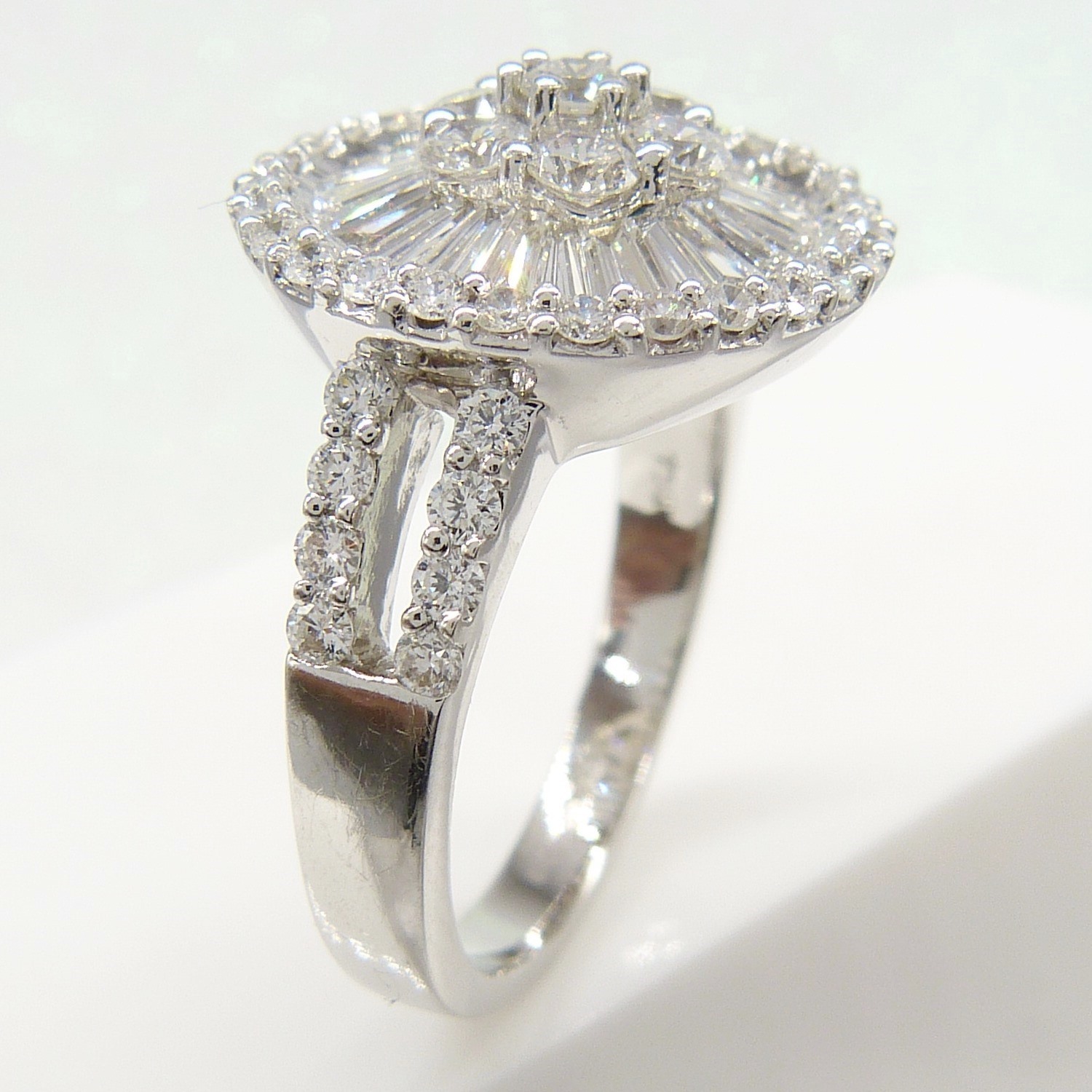 An attractive, certificated, 2.05 carat Diamond cluster ring in 18k white Gold, with Diamond - Image 5 of 10