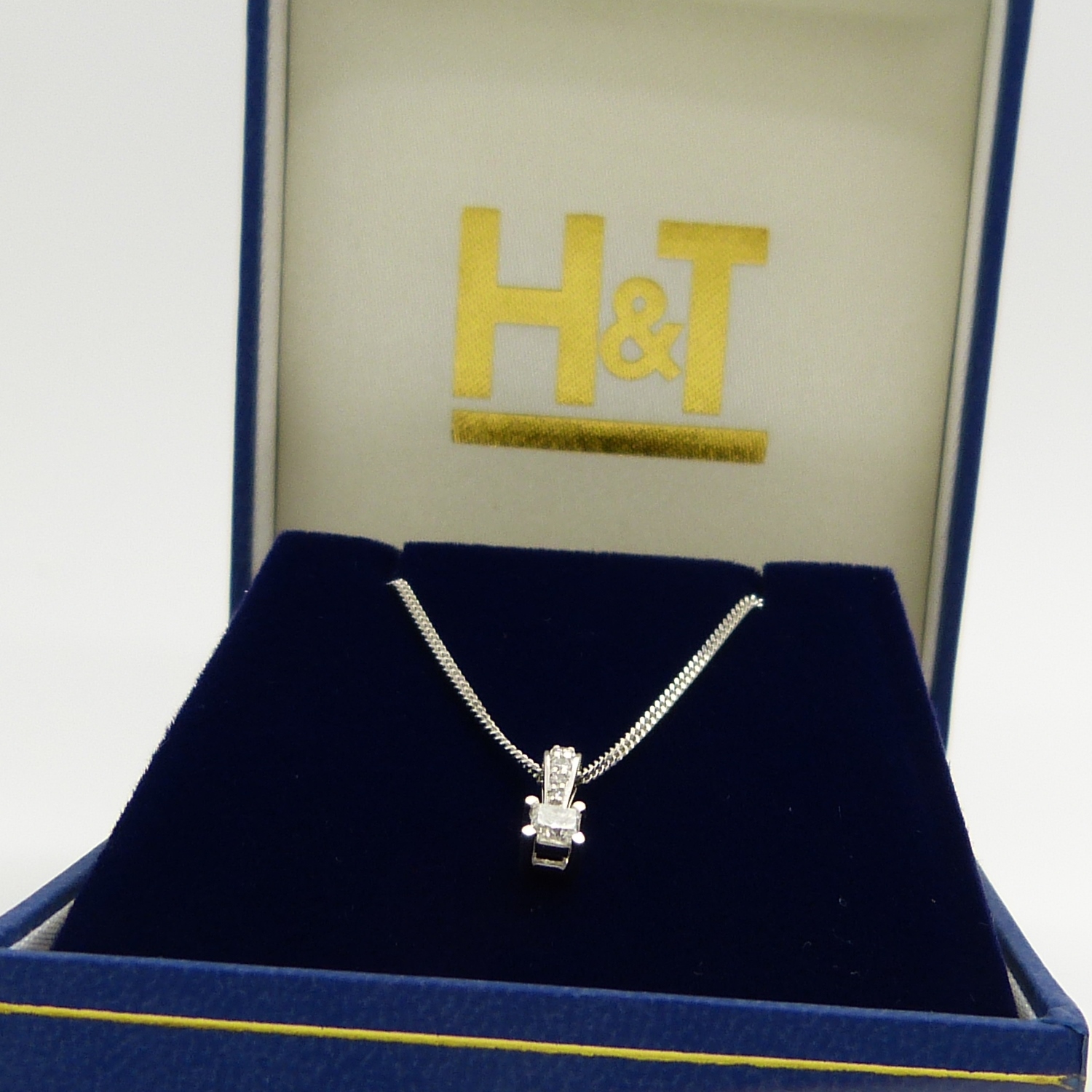 A pre-owned 0.30 carat princess-cut solitaire diamond pendant and chain, boxed - Image 3 of 9
