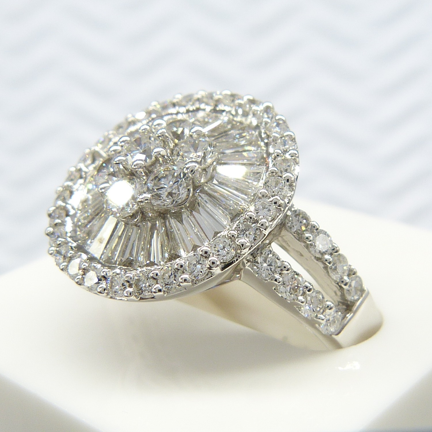 An attractive, certificated, 2.05 carat Diamond cluster ring in 18k white Gold, with Diamond - Image 4 of 10