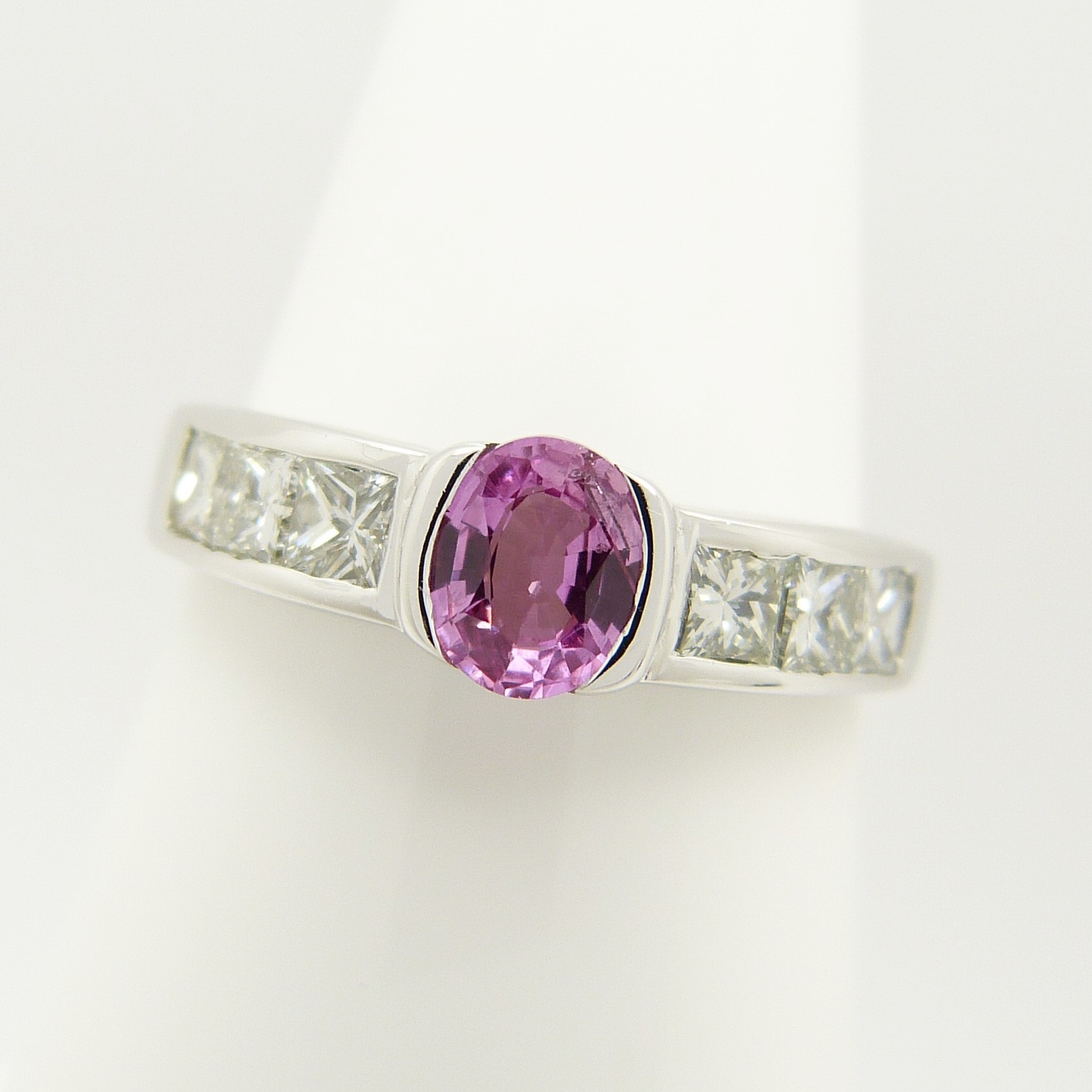 A pink Sapphire gemstone and princess-cut Diamond ring in 18ct white Gold - Image 2 of 7