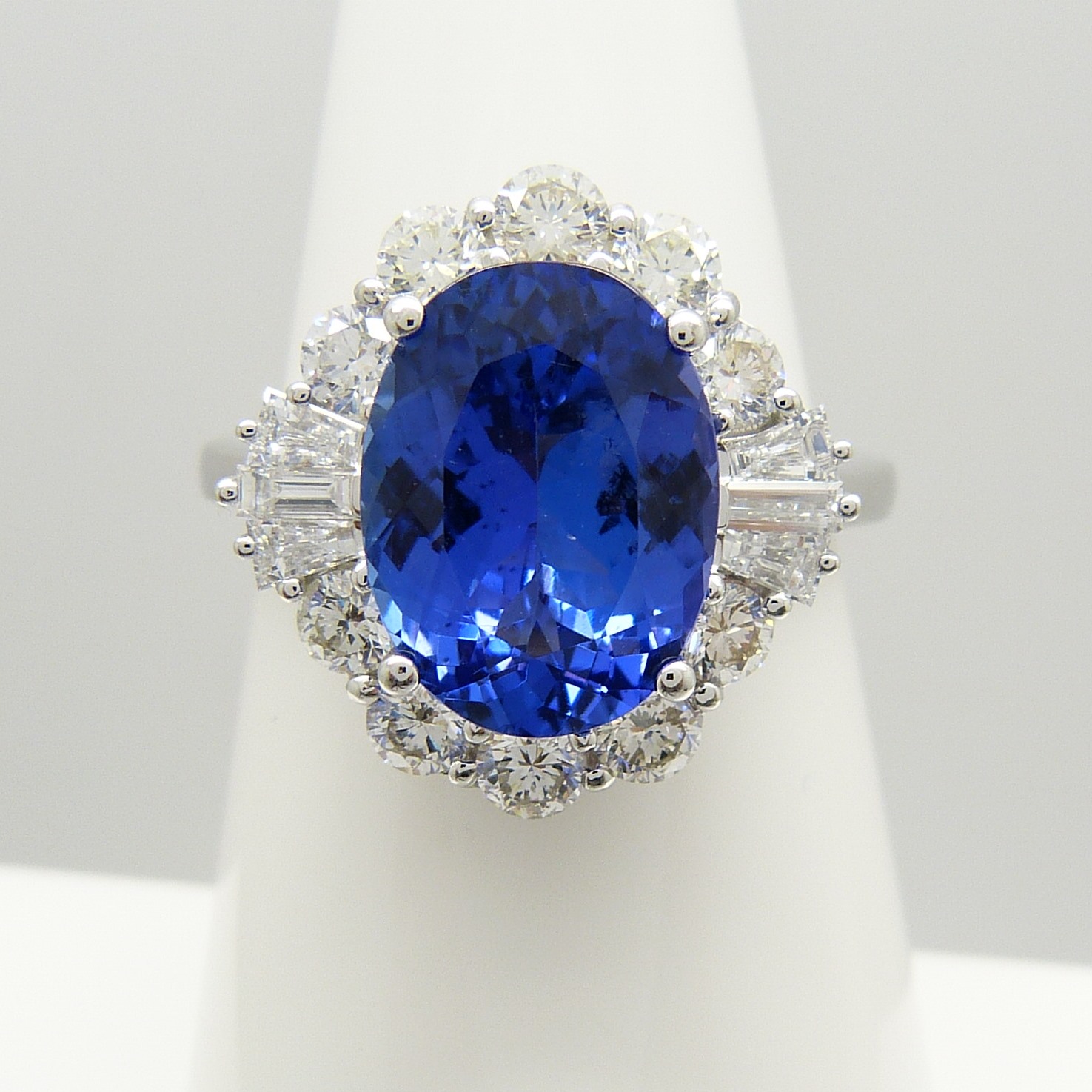 A stunning, certificated loupe-clean large tanzanite and diamond statement ring in 18ct white gold - Image 2 of 9