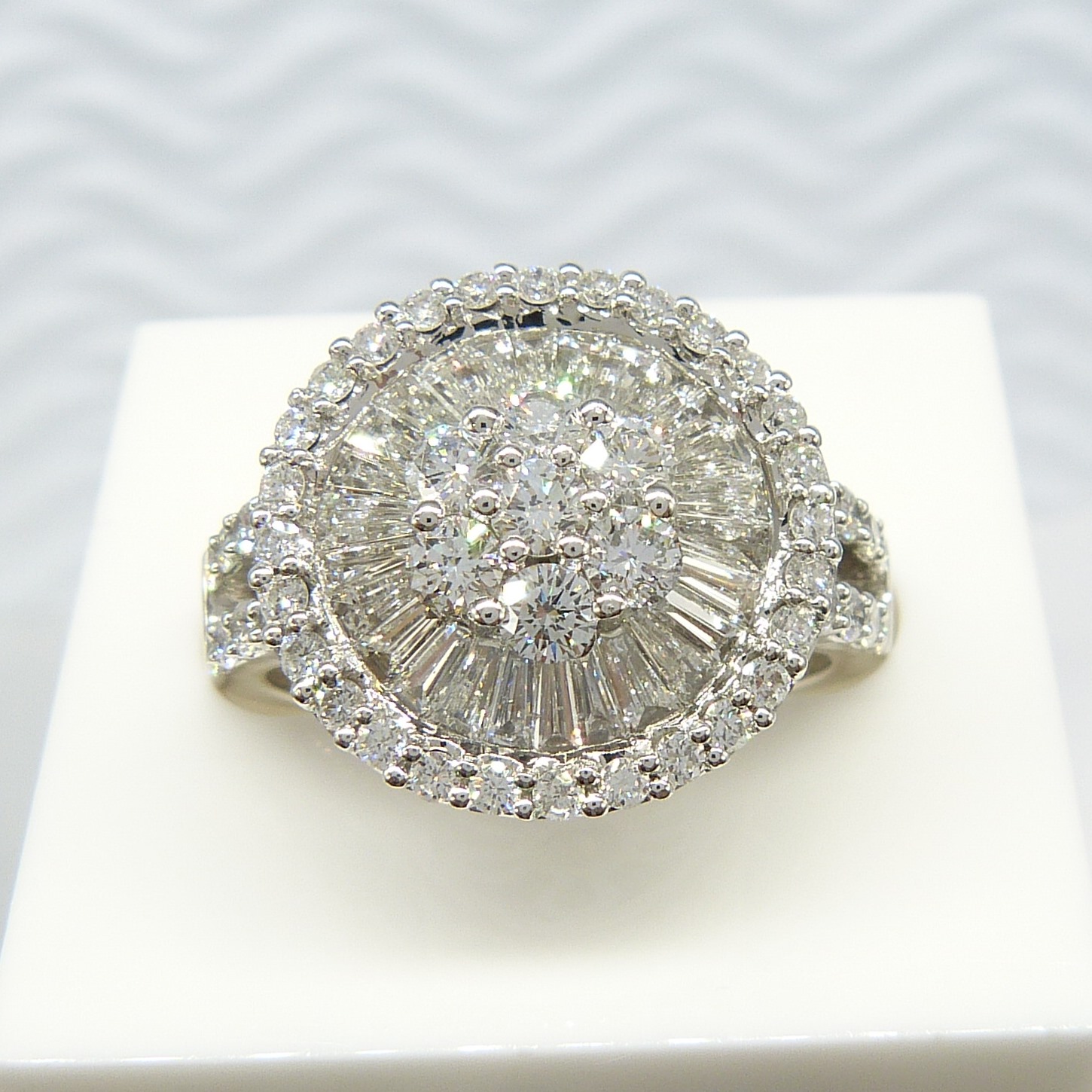 An attractive, certificated, 2.05 carat Diamond cluster ring in 18k white Gold, with Diamond - Image 7 of 10