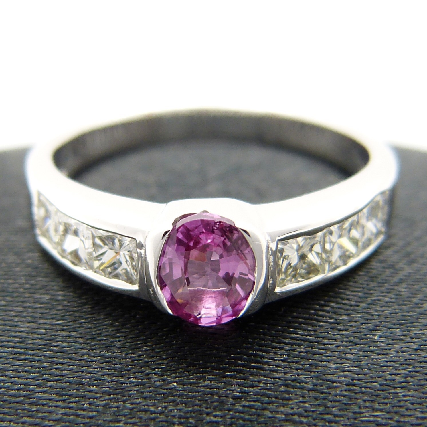 A pink Sapphire gemstone and princess-cut Diamond ring in 18ct white Gold - Image 4 of 7