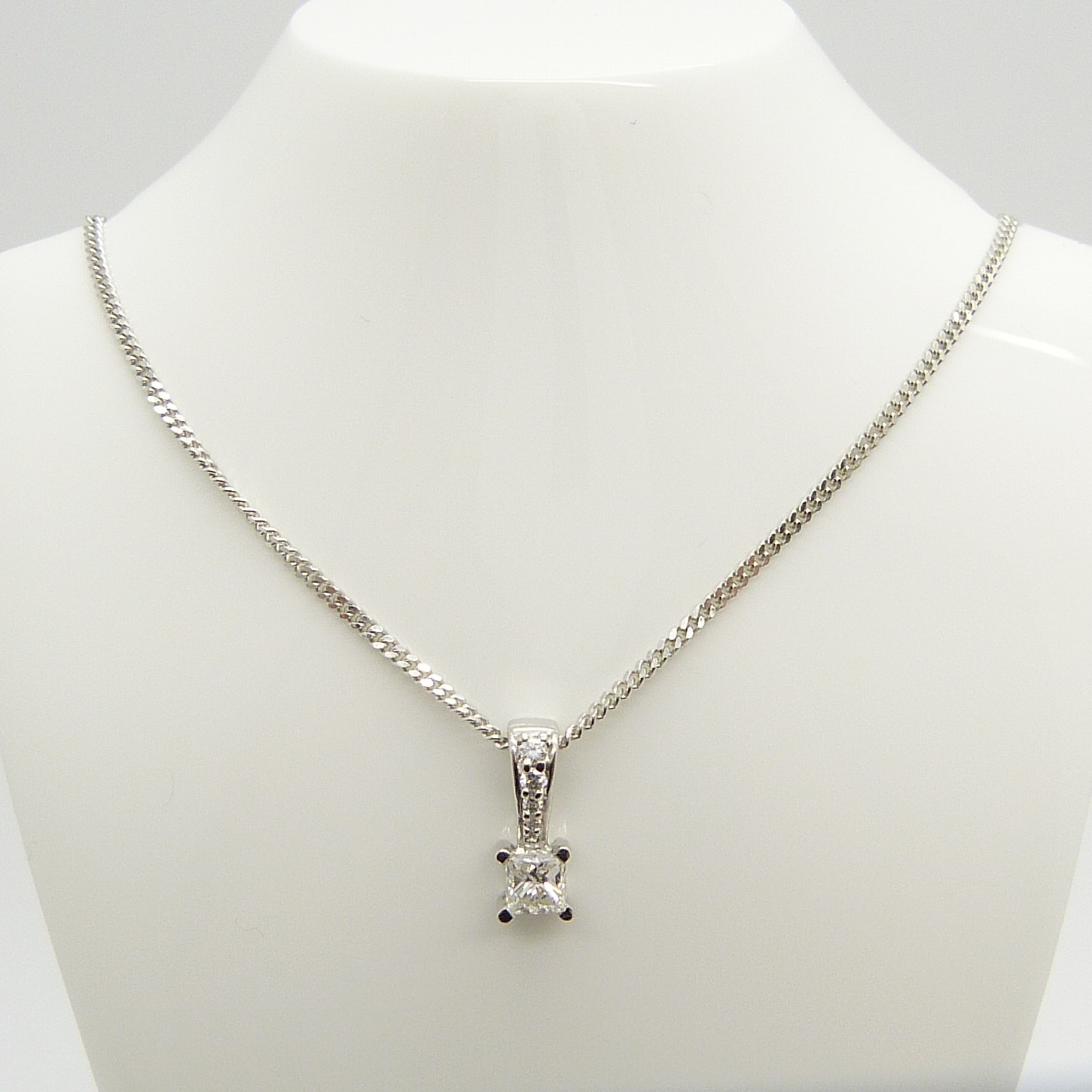 A pre-owned 0.30 carat princess-cut solitaire diamond pendant and chain, boxed - Image 4 of 9