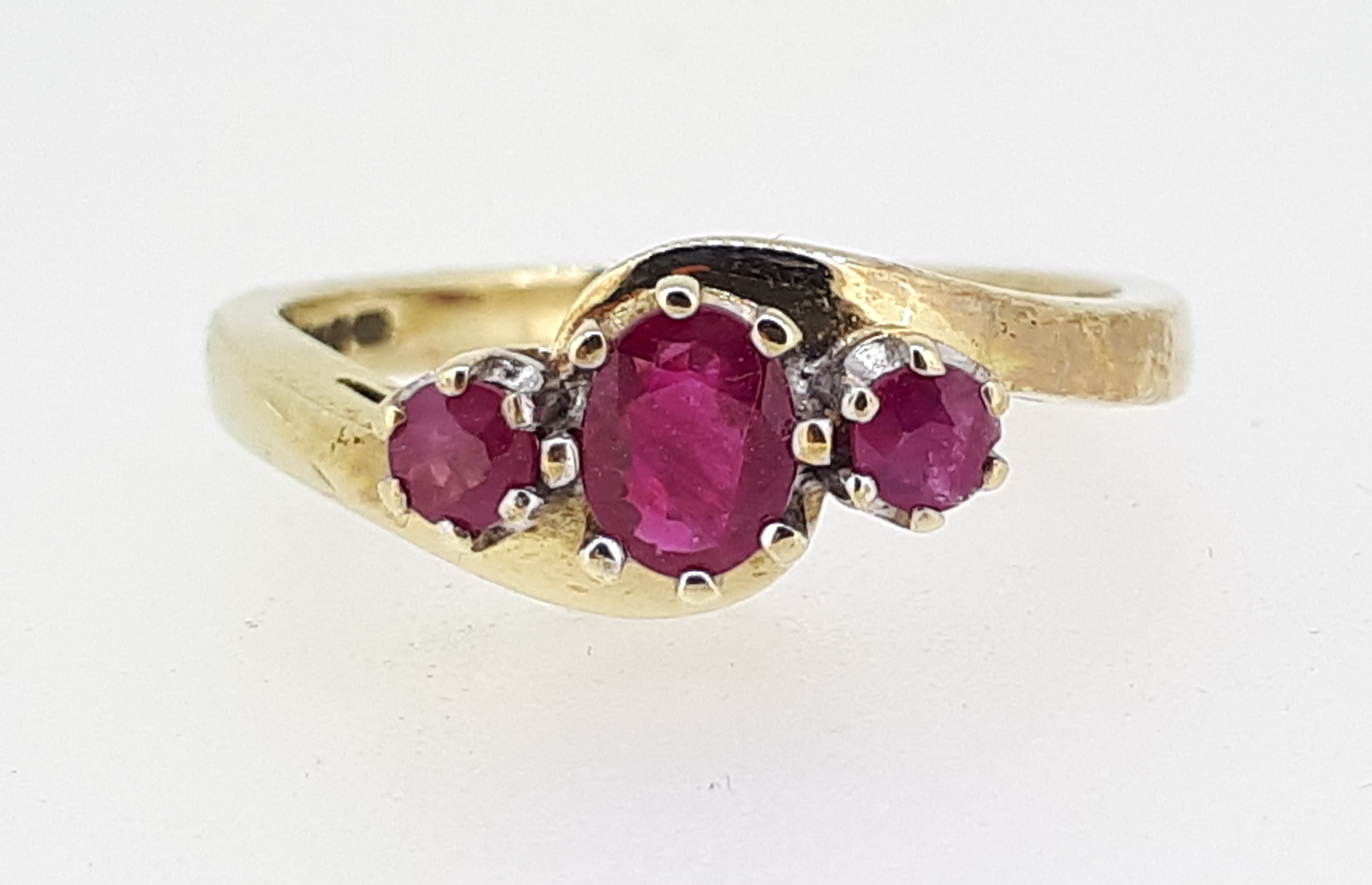 9ct (375) Yellow Gold Oval & Round Three Stone Ruby Crossover Ring - Image 3 of 6