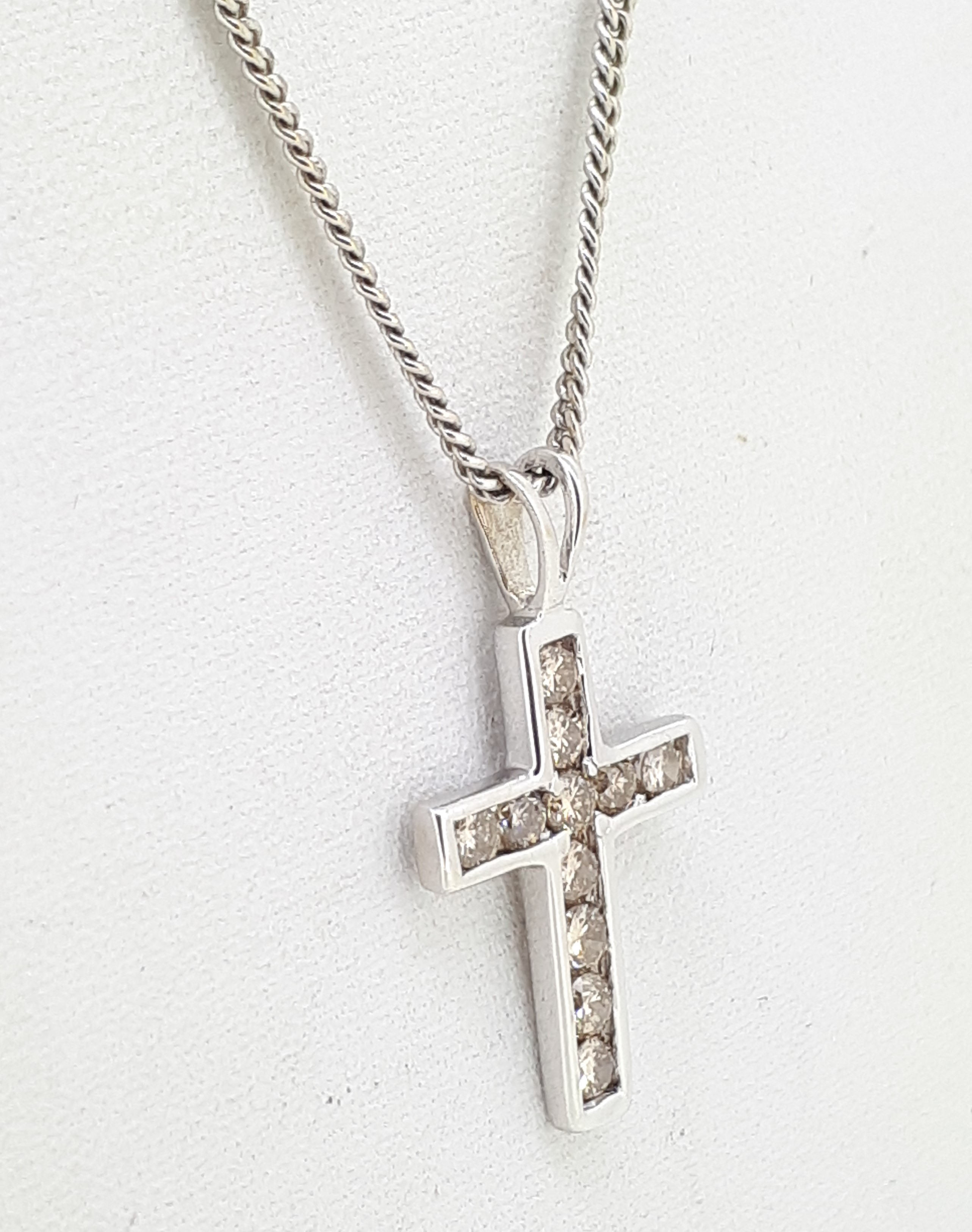18ct (750) White Gold Diamond Cross Pendant and 16" Curb Chain Necklace - Image 3 of 3
