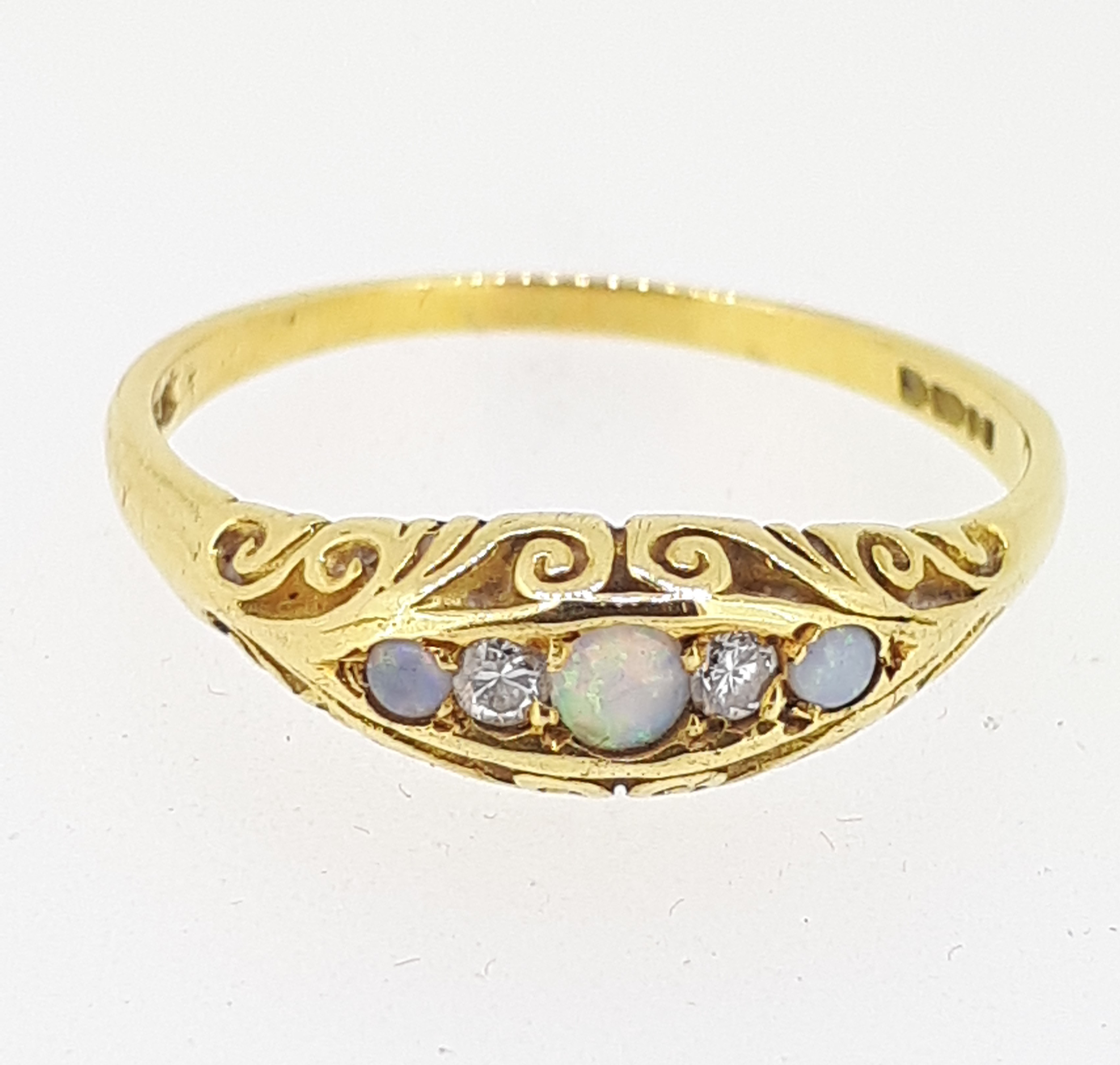 Vintage 18ct (750) Yellow Gold Opal & Diamond Ring