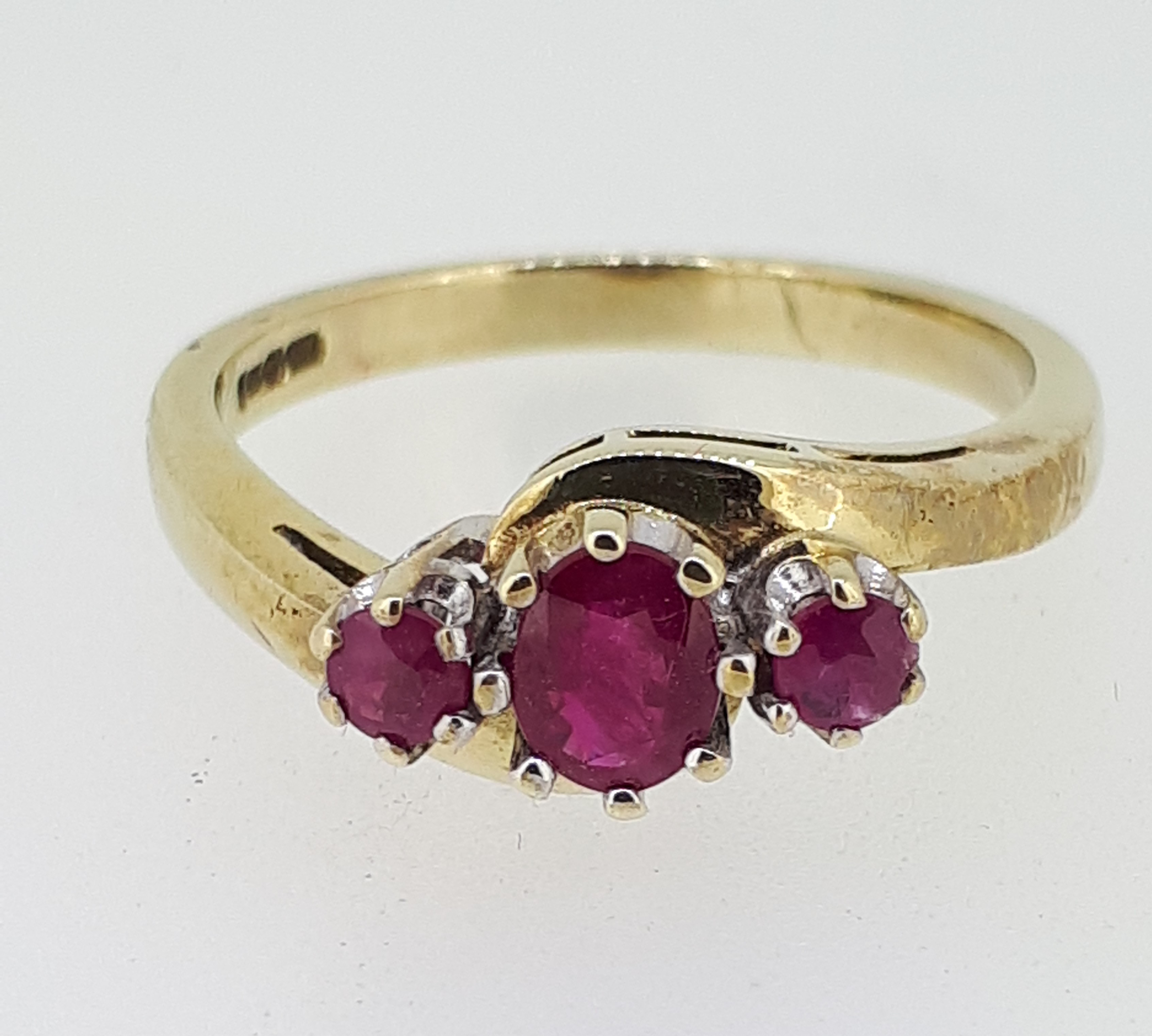 9ct (375) Yellow Gold Oval & Round Three Stone Ruby Crossover Ring - Image 2 of 6
