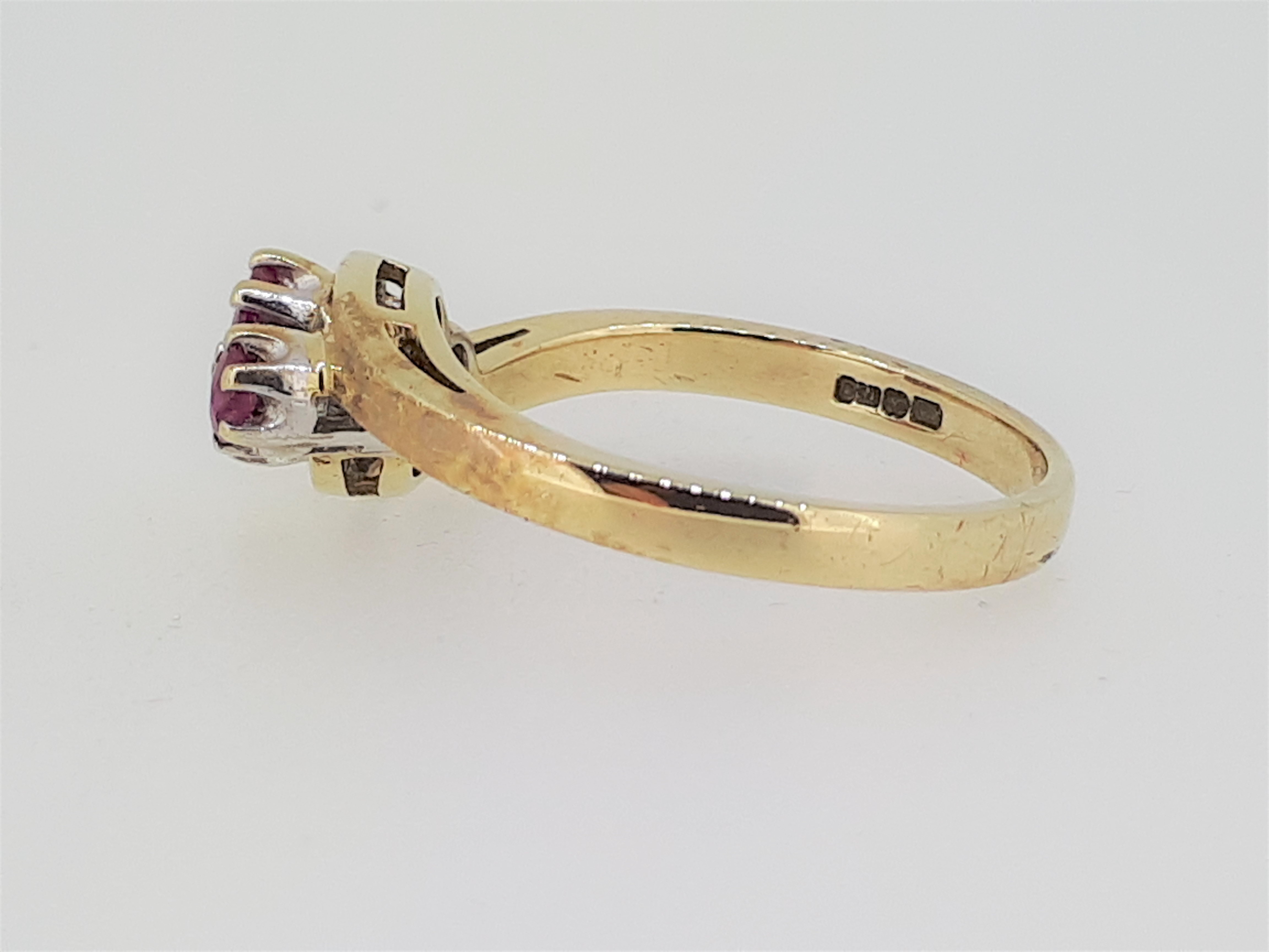 9ct (375) Yellow Gold Oval & Round Three Stone Ruby Crossover Ring - Image 5 of 6