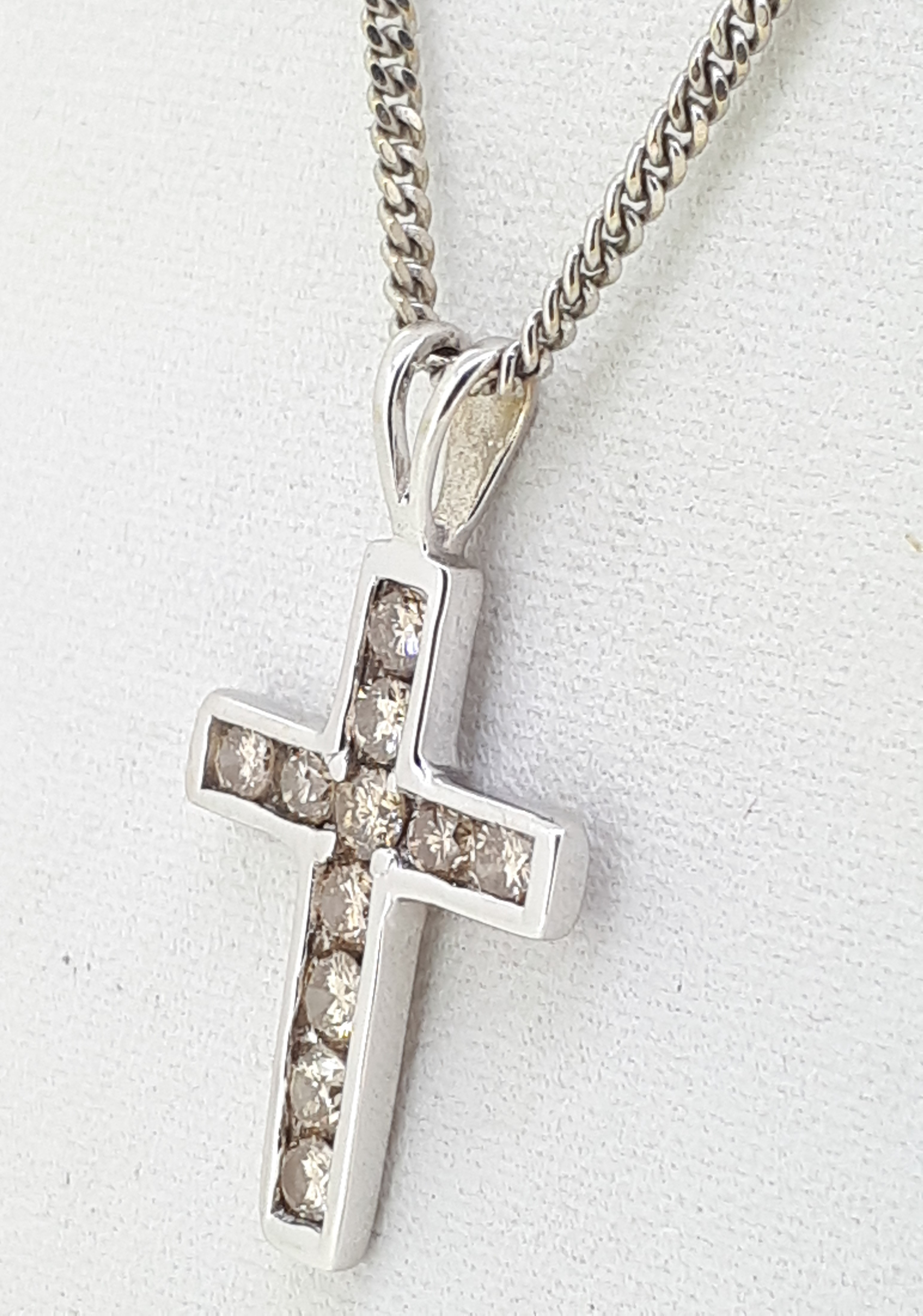 18ct (750) White Gold Diamond Cross Pendant and 16" Curb Chain Necklace - Image 2 of 3