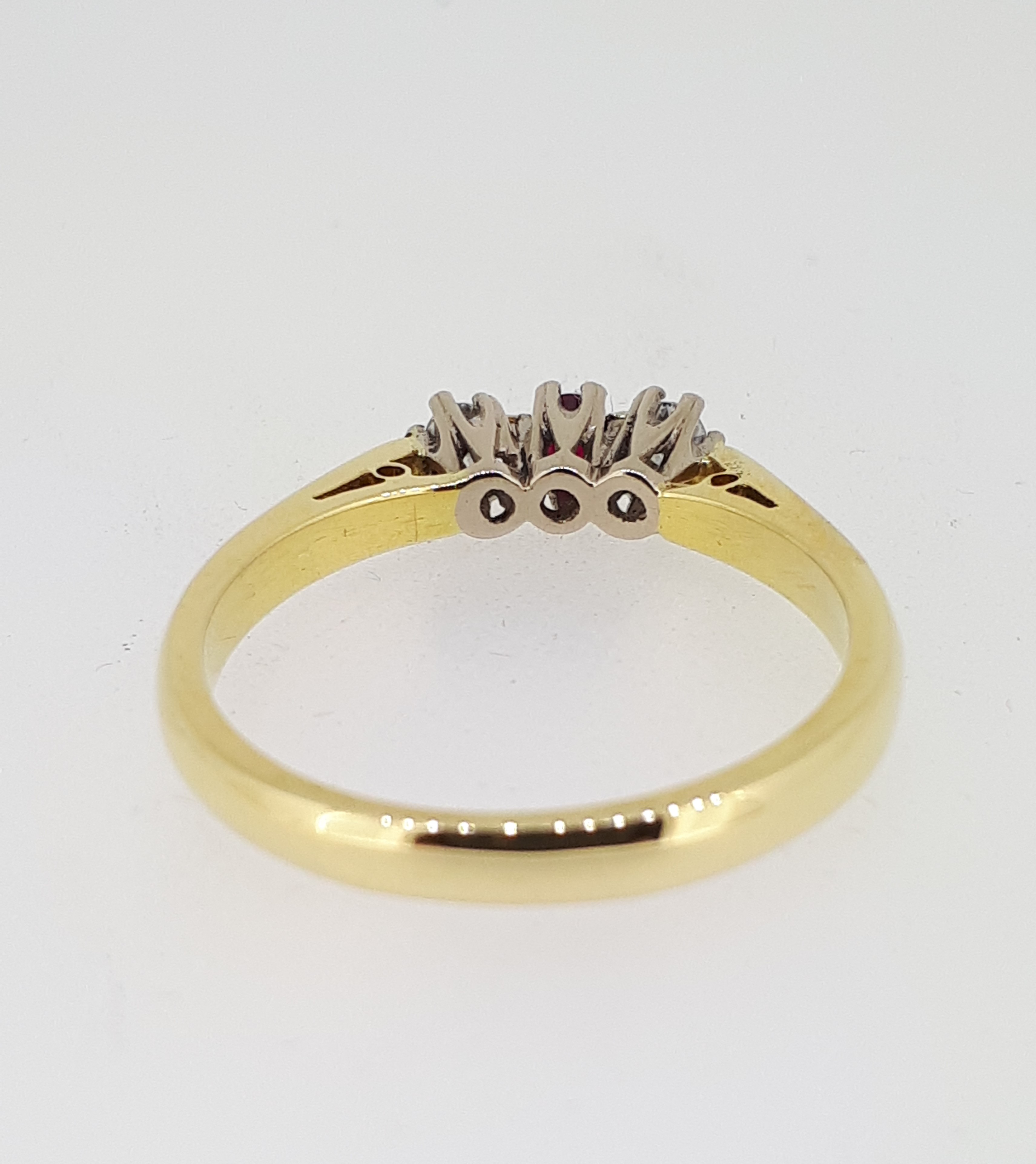 18ct (750) Yellow Gold Ruby & Diamond Three Stone Ring - Image 6 of 7