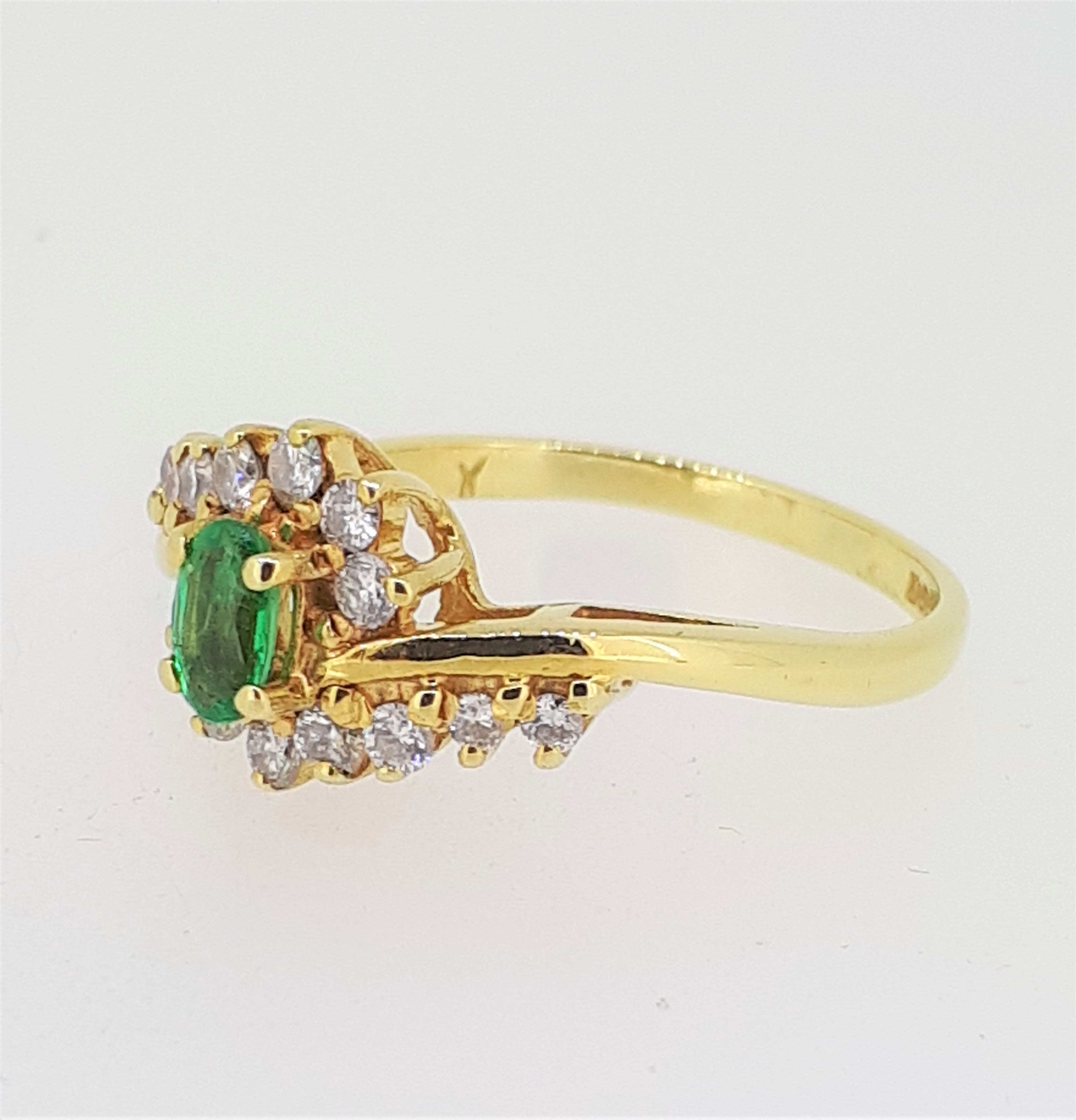 18ct (750) yellow Gold Oval Emerald & Diamond Crossover Cluster Ring - Image 3 of 7
