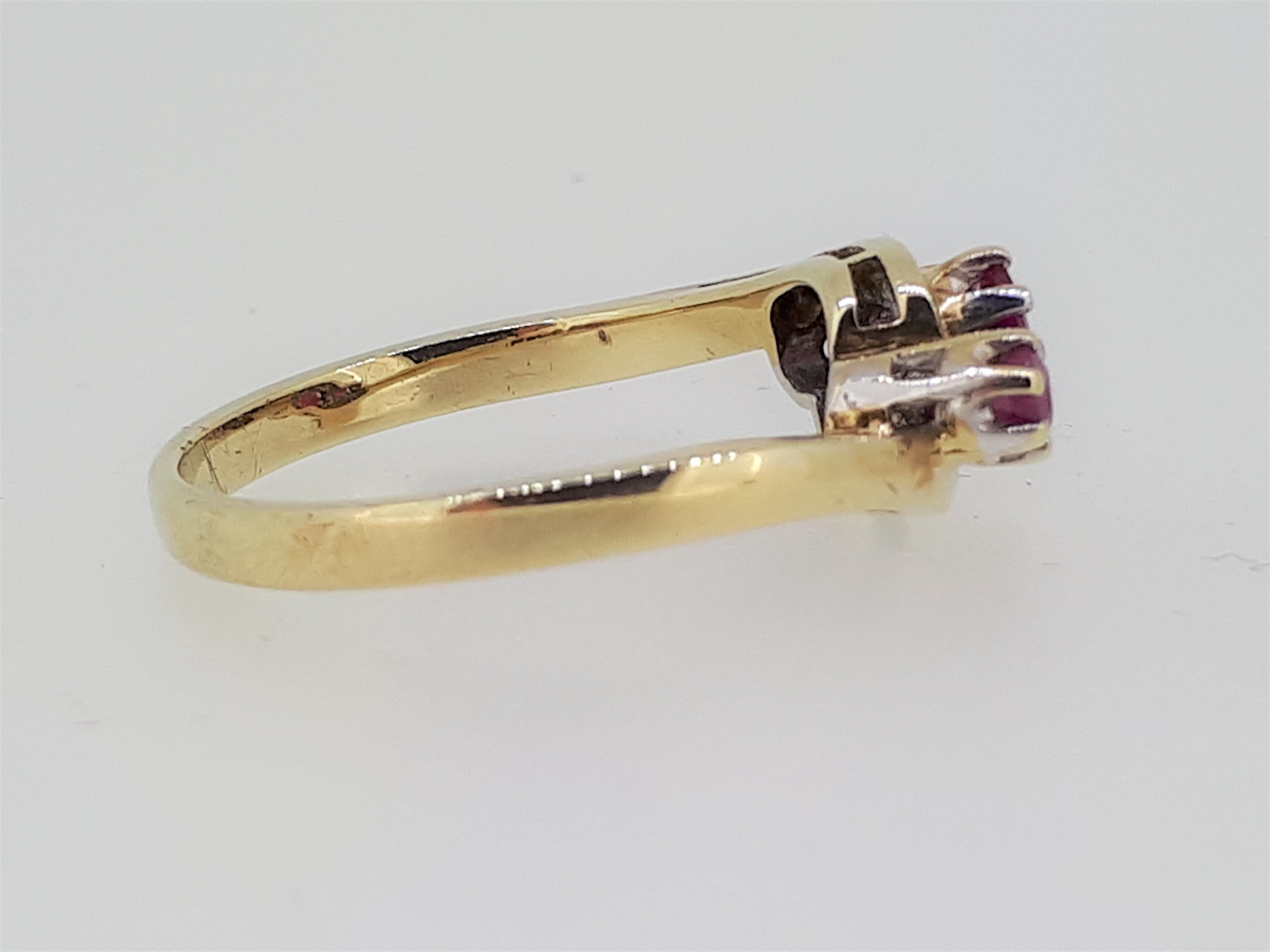 9ct (375) Yellow Gold Oval & Round Three Stone Ruby Crossover Ring - Image 6 of 6