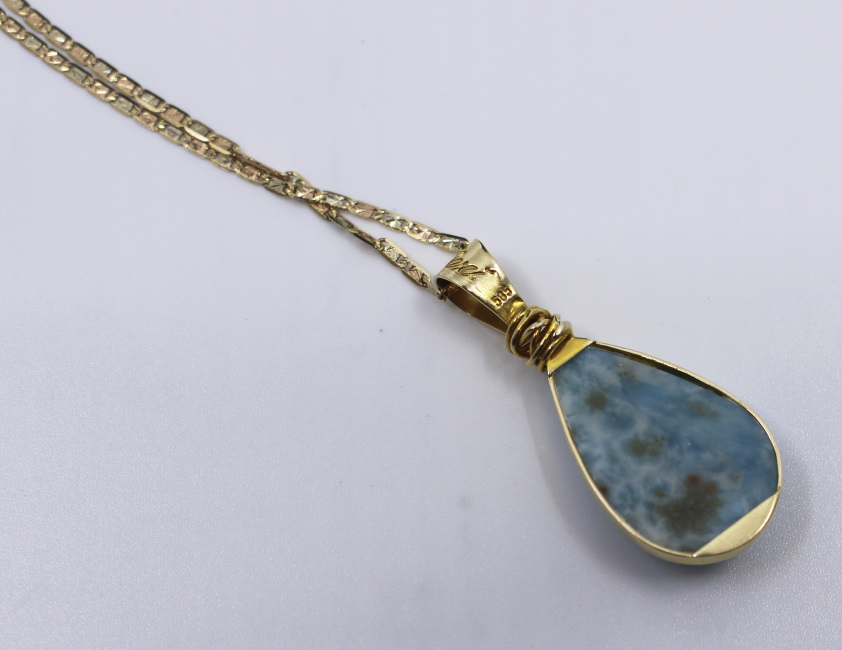 Blue Opal Pendant on 14ct Yellow Gold Chain - Image 4 of 4