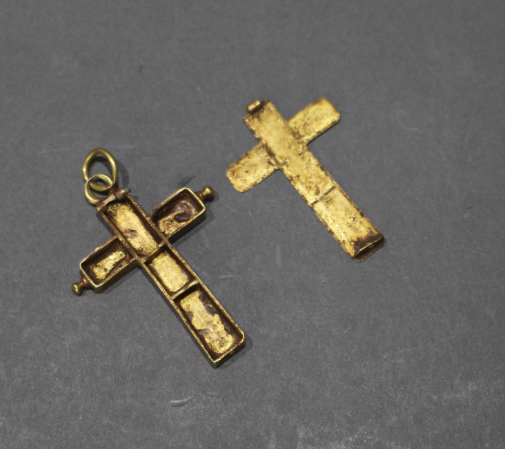 Gold (?) Crucifix Pendant - Image 5 of 5