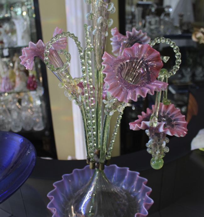 English Victorian Pink Vaseline Glass Epergne - Image 5 of 6