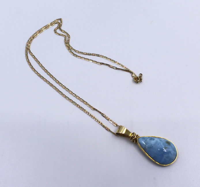 Blue Opal Pendant on 14ct Yellow Gold Chain - Image 2 of 4