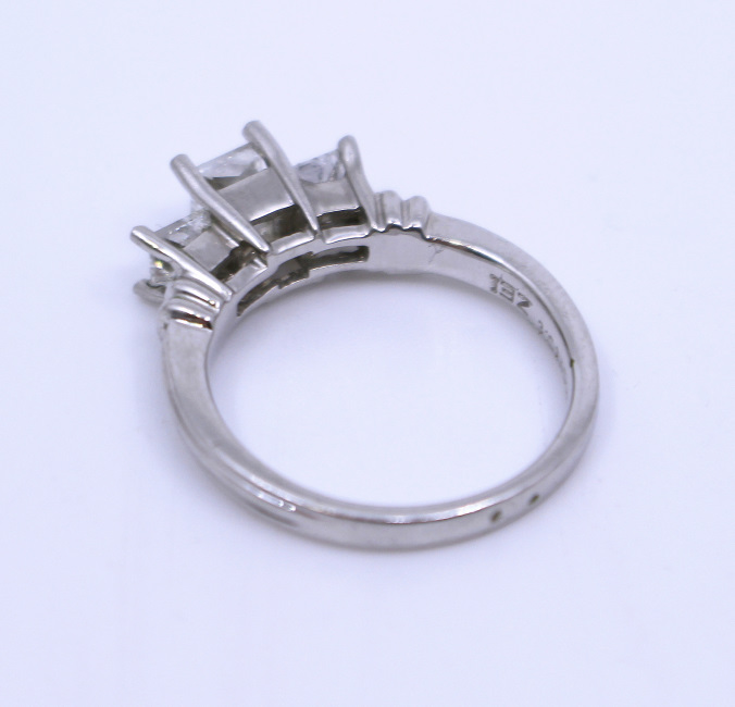 Three Stone 0.98 Carat Diamond Platinum Ring - Image 6 of 7