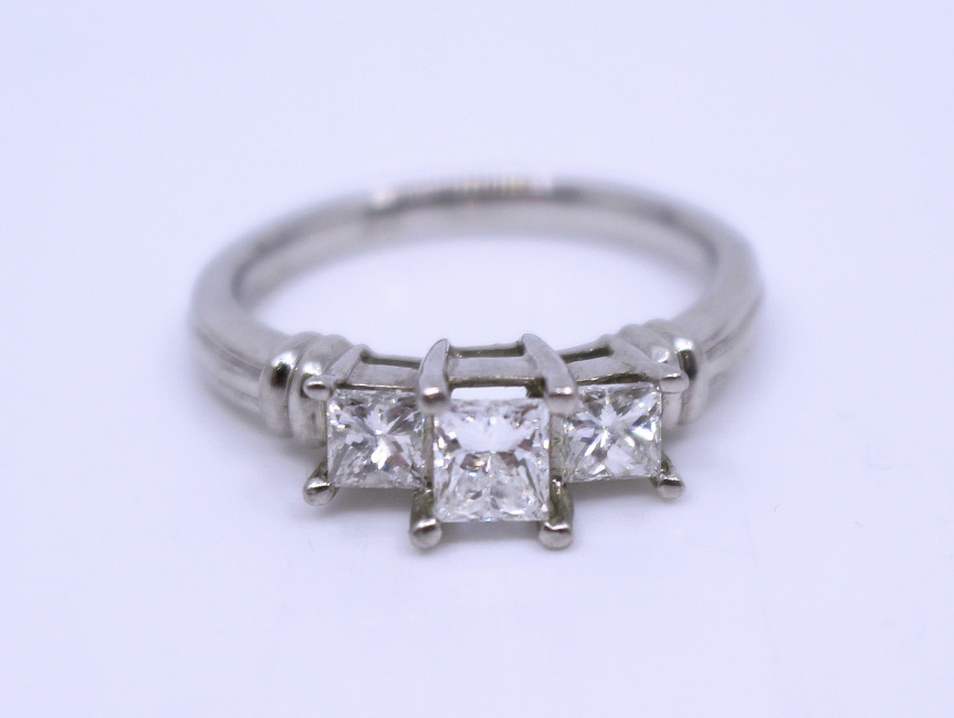 Three Stone 0.98 Carat Diamond Platinum Ring - Image 2 of 7