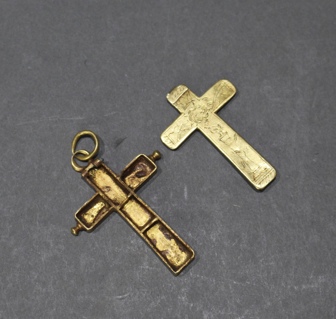 Gold (?) Crucifix Pendant - Image 4 of 5