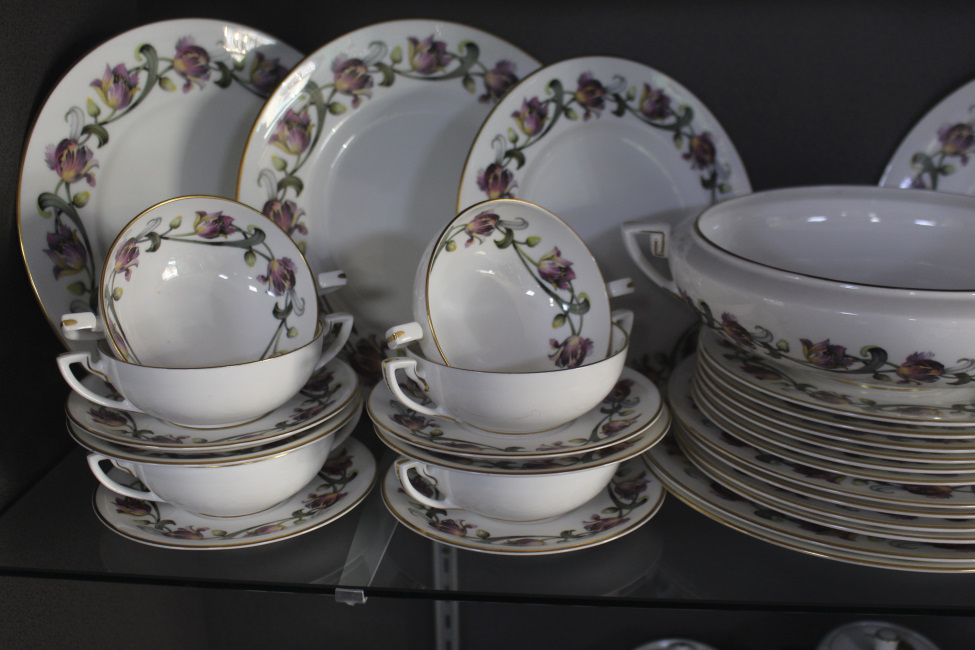 Royal Worcester Tulip Pattern 6 Place Dinner Service - Image 2 of 3