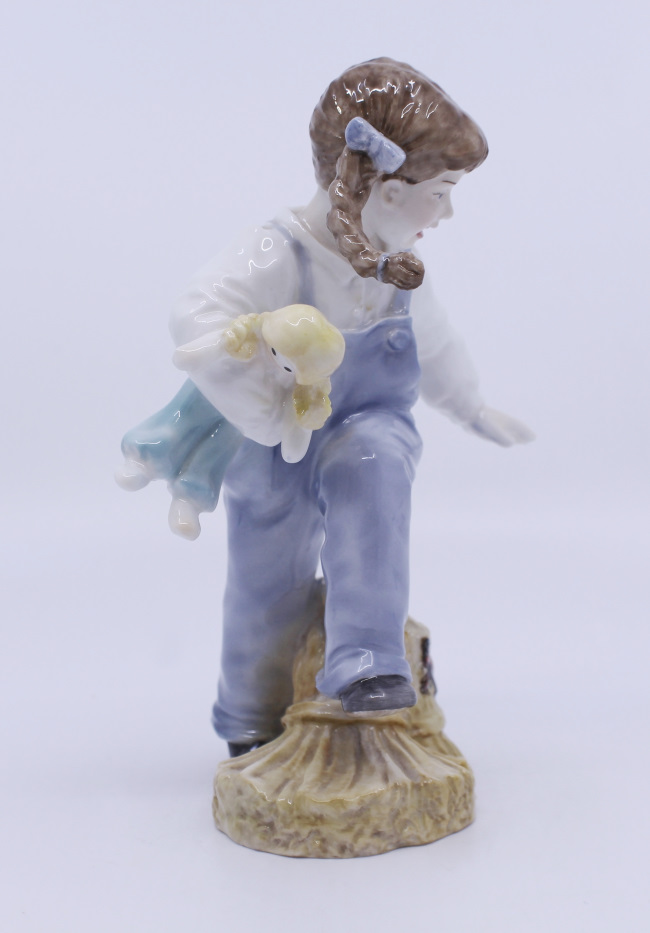 Royal Worcester Figurine Katie's Days Playtime - Image 2 of 6