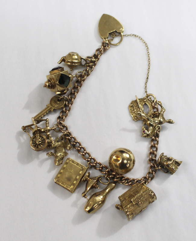 9ct Gold Vintage Charm Bracelet with 14 Charms - Image 2 of 10