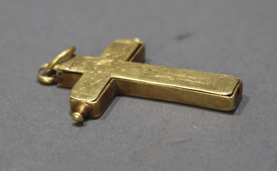 Gold (?) Crucifix Pendant - Image 3 of 5