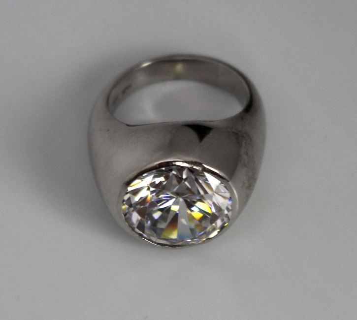 17 Carat Cubic Zirconia 18ct White Gold Ring - Image 2 of 7