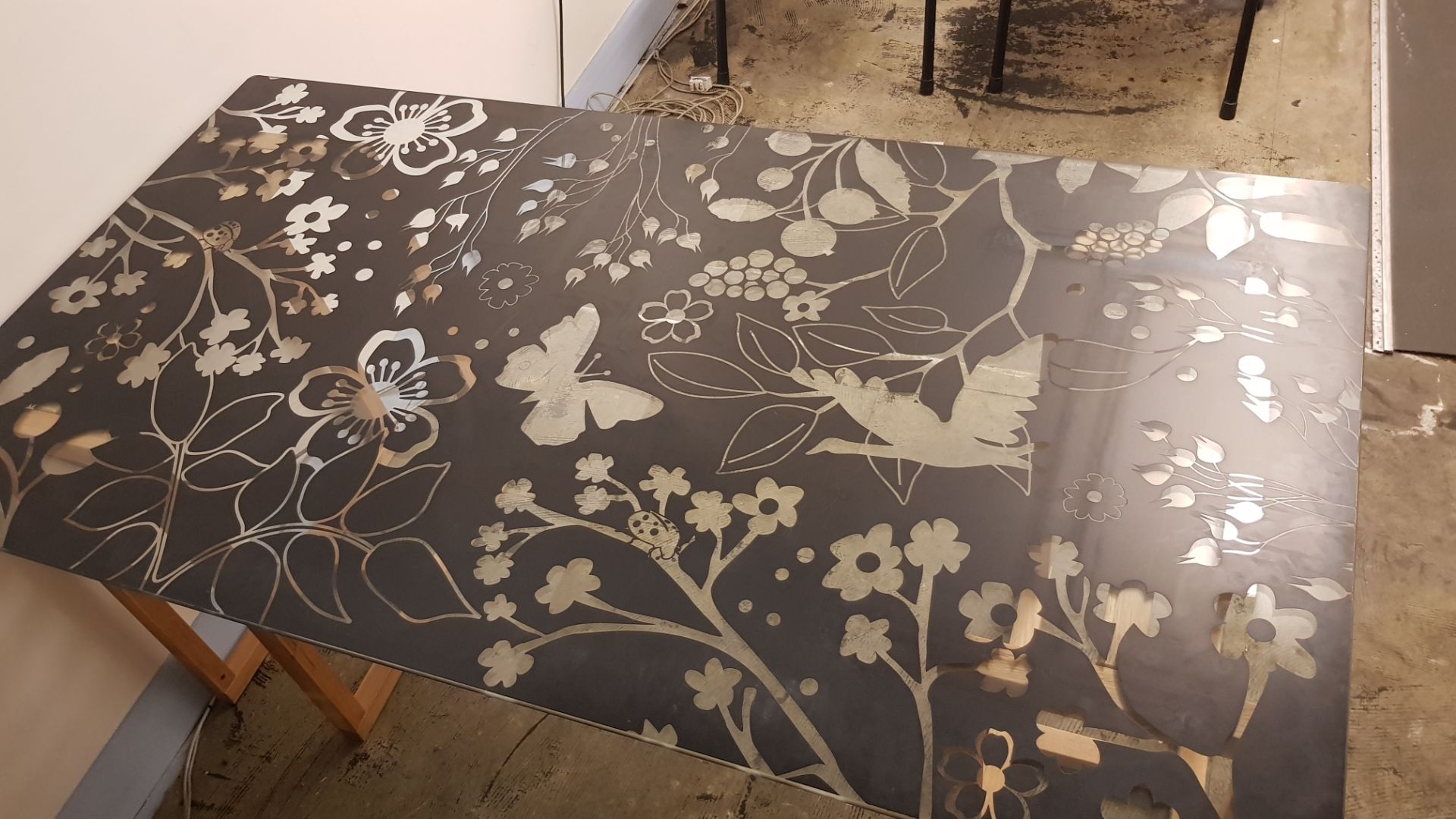 1x Decorative Floral Black Glass Table Top With Wooden Legs. (W150x D80x H72cm) - Image 3 of 4