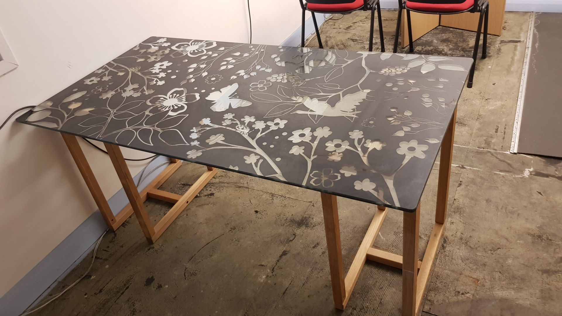 1x Decorative Floral Black Glass Table Top With Wooden Legs. (W150x D80x H72cm) - Image 2 of 4