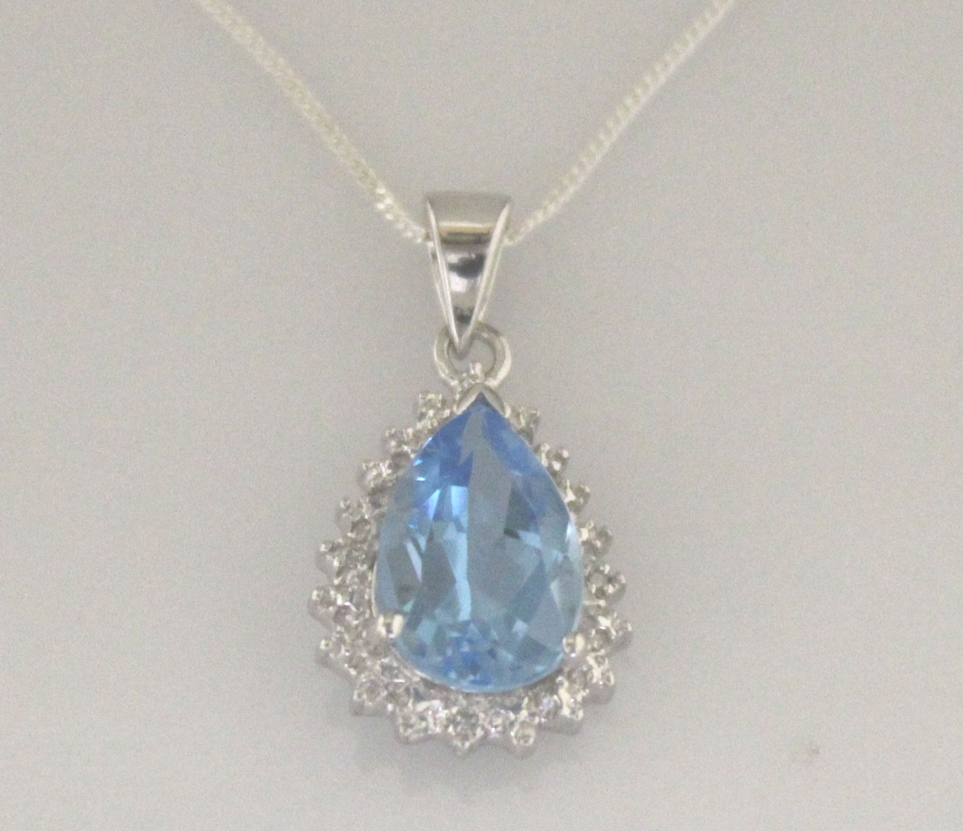 9ct White Gold Diamond And Blue Topaz Pendant - Image 5 of 6