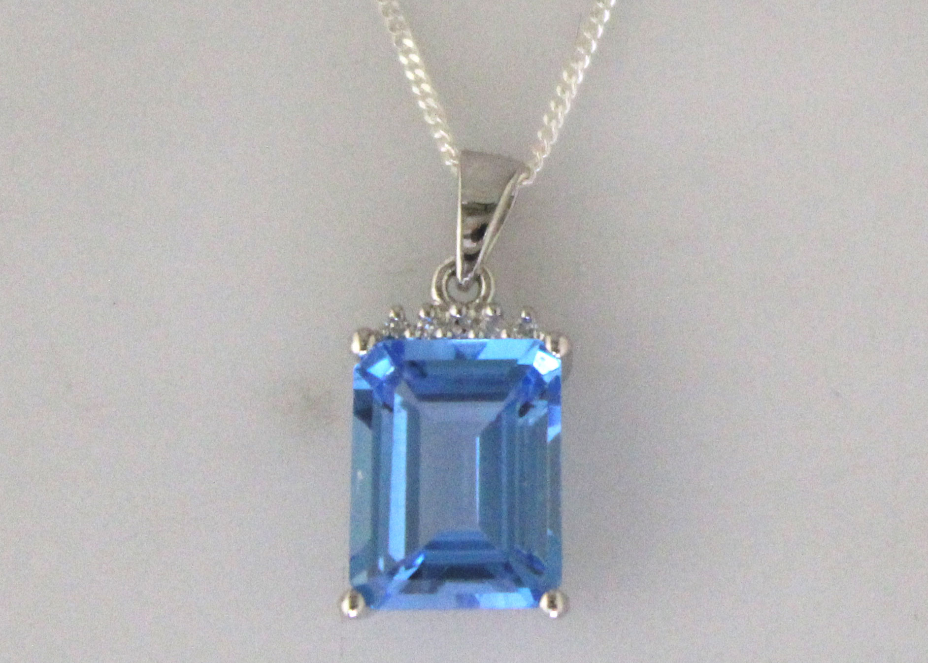 9ct White Gold Diamond And Blue Topaz Pendant - Image 5 of 6